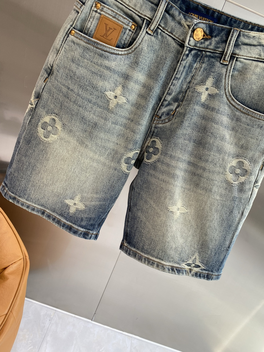 《𝙉𝙚𝙬🖤❤️驴家》26SS新款 牛仔短裤，高端版本！专柜定制面料 透气舒适度高，细节无可挑剔，品牌元素