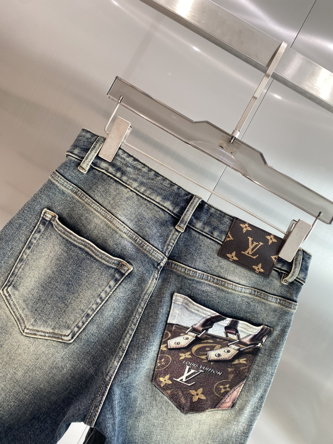 《𝙉𝙚𝙬🖤❤️驴家》26SS新款 牛仔短裤，高端版本！专柜定制面料 透气舒适度高，细节无可挑剔，品牌元素