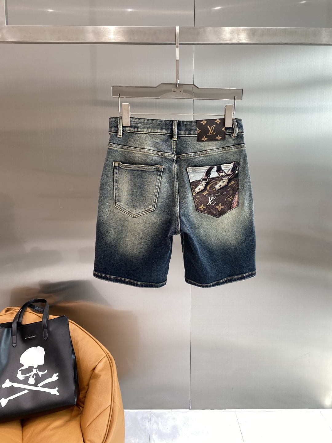 《𝙉𝙚𝙬🖤❤️驴家》26SS新款 牛仔短裤，高端版本！专柜定制面料 透气舒适度高，细节无可挑剔，品牌元素