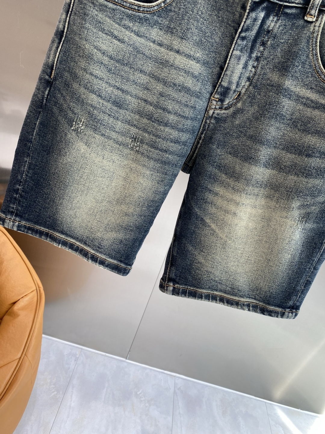 《𝙉𝙚𝙬🖤❤️驴家》26SS新款 牛仔短裤，高端版本！专柜定制面料 透气舒适度高，细节无可挑剔，品牌元素
