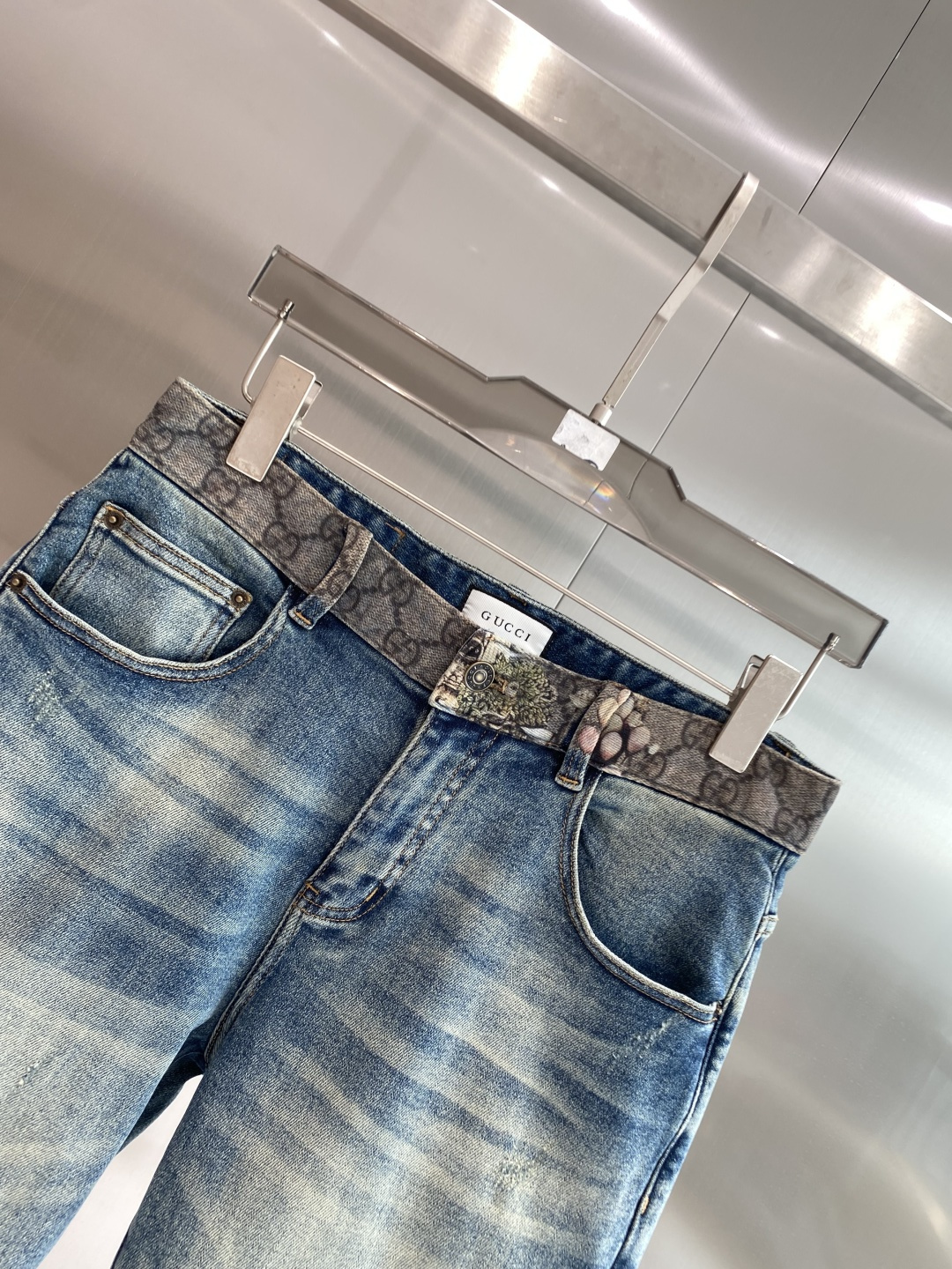 《𝙉𝙚𝙬🖤❤️古家》26SS新款 牛仔短裤，高端版本！专柜定制面料 透气舒适度高，细节无可挑剔，品牌元素