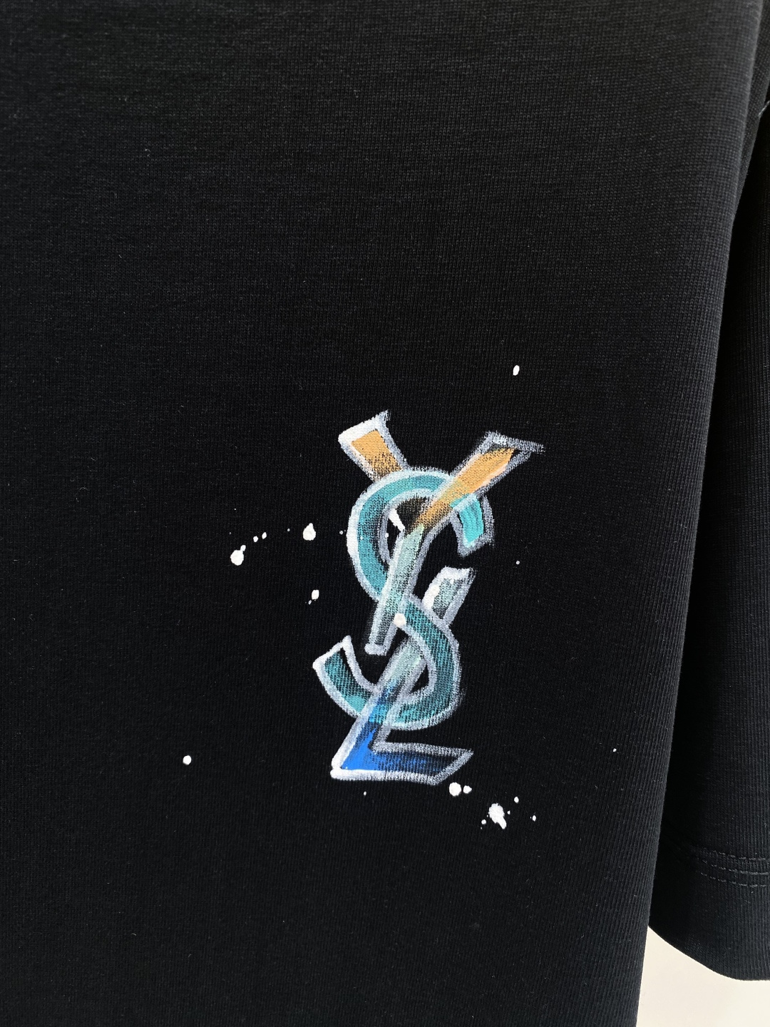 《𝙉𝙚𝙬🖤❤️圣罗家》 2026新款首发专柜最新款短袖圆领T恤 高端订制 设计前卫时尚!手绘品牌logo工艺设计 高端定 《𝙉𝙚𝙬🖤❤️圣罗家》 2026新款首发专柜最新款短袖圆领T恤 高端订制 设计前卫时尚!手绘品牌logo工艺设计 高端定