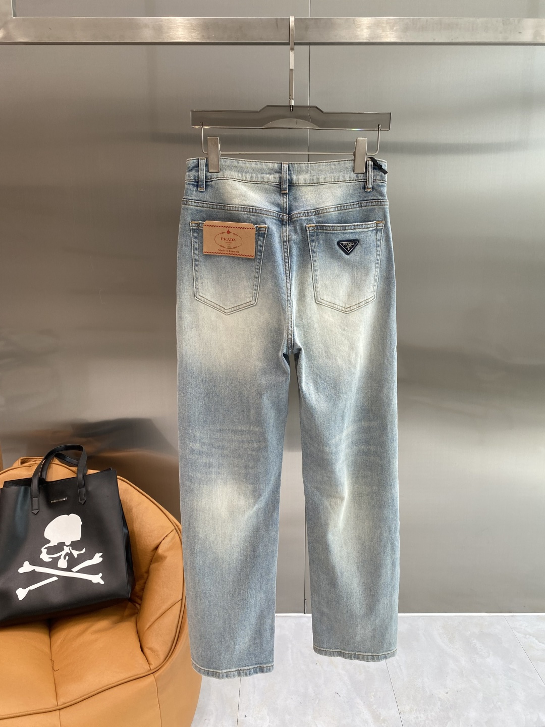 NO:926099,'Pujia' 2026 latest jeans, best-selling counters, shared taste and value, very comfortable to wear, low-key yet luxurious, very classy to wear, and the trousers style and cut are needless to say. The upper body is exquisite and vivid. Really first-class and top-quality materials. Really top-level casual pants, using Turkish cotton. The most famous denim fabric is produced with outstanding quality. After heavy washing, the pants are very soft. The straight-leg version is not picky. The upper body is absolutely stylish.  Extremely luxurious!  Size S-XXL next day,,prada,jeans,19860909《普家》 2026最新品牛仔裤 专柜热销款 品味与价值共享 身穿着非常舒适 低调不失奢华 穿出去非常有档次,裤型款式和裁剪亦无需多言 上身精致跃然.真正一等一顶级质料 真正殿堂级的休闲裤,选用土耳其的棉花 生产出最有名的单宁布品质卓然 经过重水洗使得裤子很柔软 直脚的版型 不挑人 上身绝对的有型 极度奢华！码数S-XXL隔天,,prada,jeans,,Men's clothing