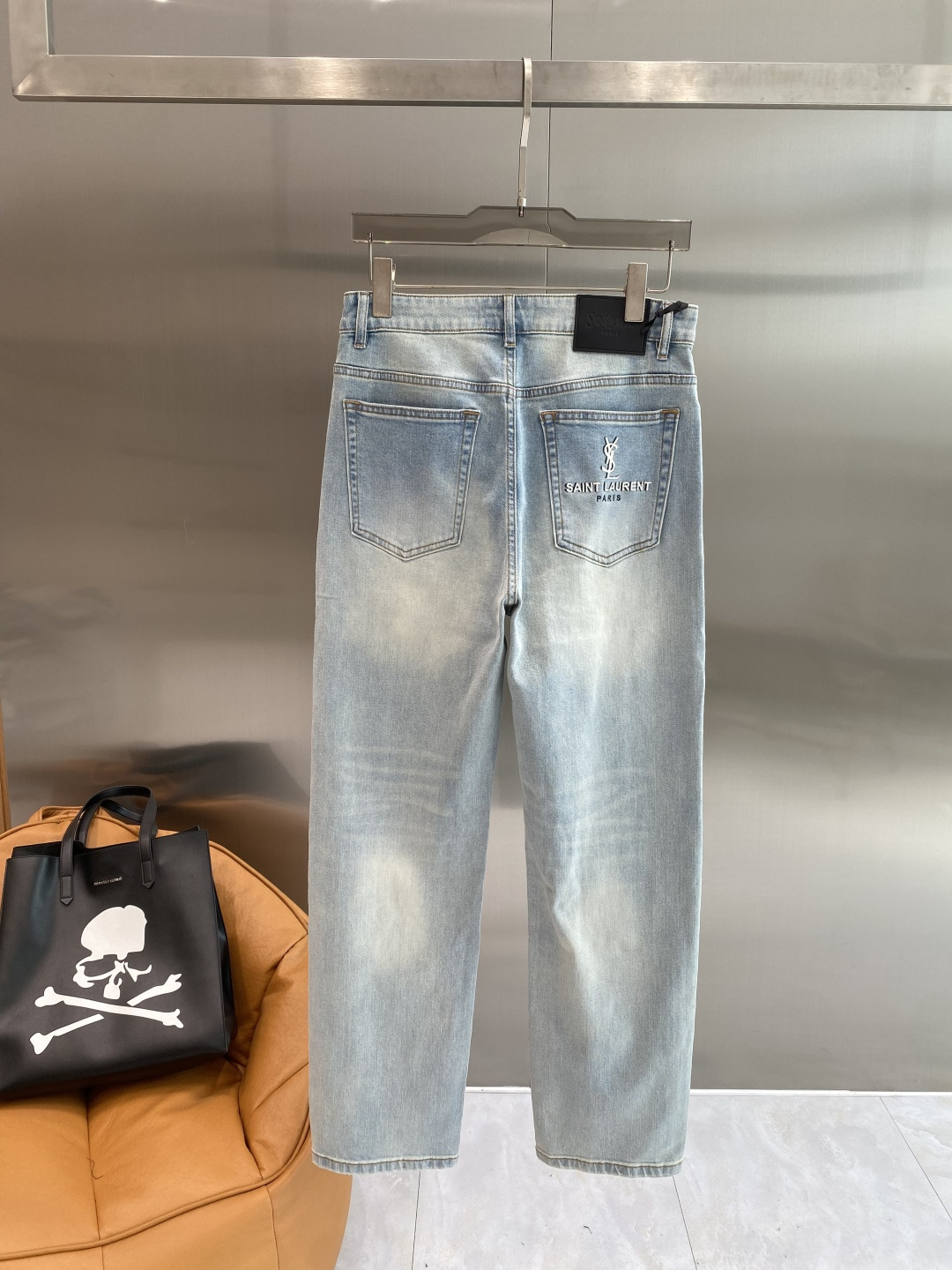 NO:926111,'Saint Laurent House' 2026 latest jeans, best-selling counters, shared taste and value, very comfortable to wear, low-key yet luxurious, very classy to wear, and the trousers style and cut needless to say, the upper body is exquisite and vivid. Really first-class top quality materials. Really top-level casual pants, using Turkish cotton, the most famous denim fabric is produced with outstanding quality. After heavy washing, the trousers are very soft. The straight-leg version is not picky. The upper body is absolutely stylish.  Extremely luxurious!  Size S-XXL next day,,saint laurent,jeans,19860909《圣罗兰家》 2026最新品牛仔裤 专柜热销款 品味与价值共享 身穿着非常舒适 低调不失奢华 穿出去非常有档次,裤型款式和裁剪亦无需多言 上身精致跃然.真正一等一顶级质料 真正殿堂级的休闲裤,选用土耳其的棉花 生产出最有名的单宁布品质卓然 经过重水洗使得裤子很柔软 直脚的版型 不挑人 上身绝对的有型 极度奢华！码数S-XXL隔天,,saint laurent,jeans,,Men's clothing