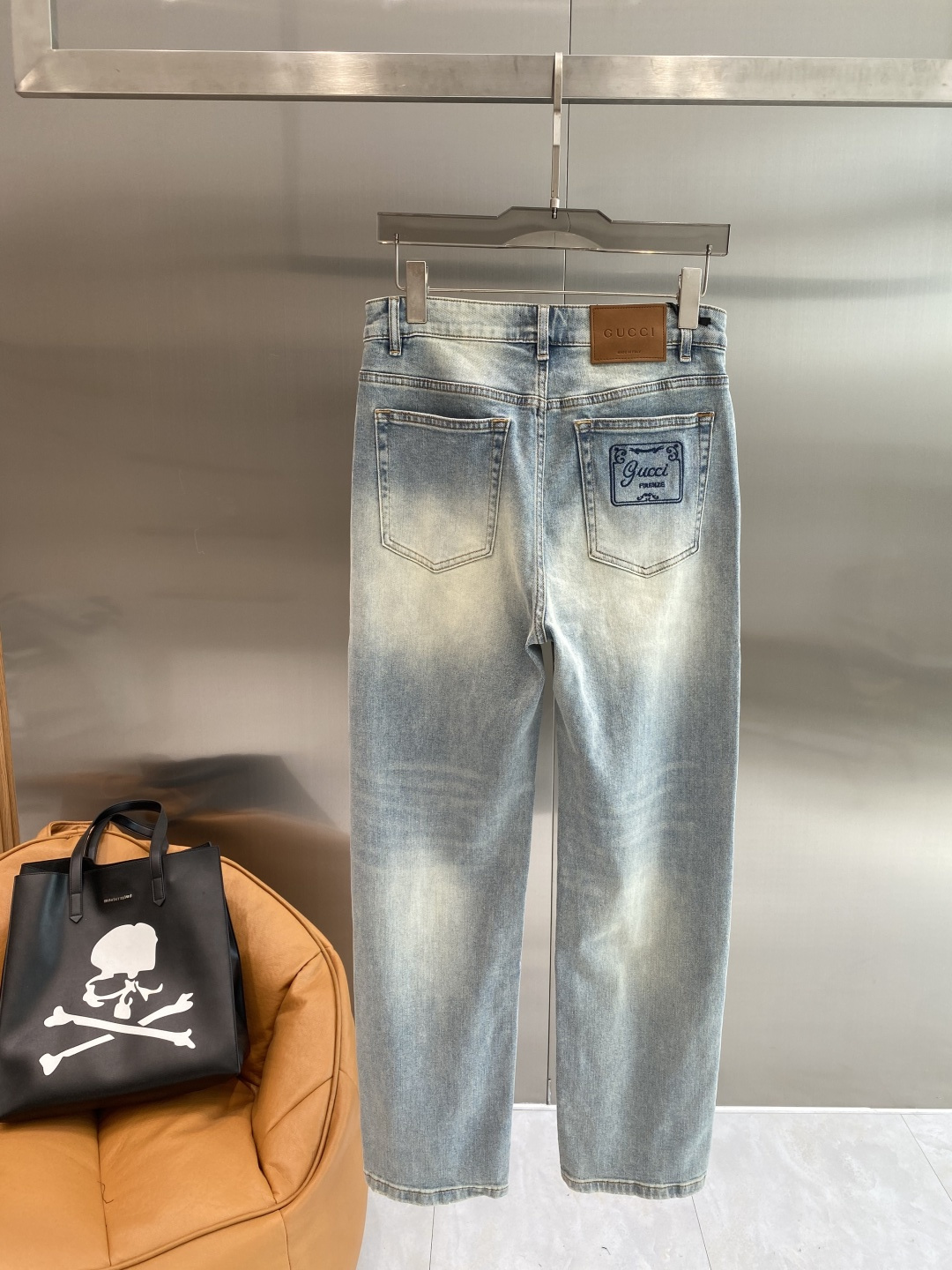 NO:926121,'Gujia' 2026 latest jeans, best-selling counters, shared taste and value, very comfortable to wear, low-key yet luxurious, very classy to wear, and the trousers style and cut are needless to say. The upper body is exquisite and vivid. Really first-class and top-quality materials. Really top-level casual pants, using Turkish cotton. The most famous denim fabric is produced with outstanding quality. After heavy washing, the pants are very soft. The straight-leg version is not picky. The upper body is absolutely stylish.  Extremely luxurious!  Size S-XXL next day,,gucci,jeans,19860909《古家》 2026最新品牛仔裤 专柜热销款 品味与价值共享 身穿着非常舒适 低调不失奢华 穿出去非常有档次,裤型款式和裁剪亦无需多言 上身精致跃然.真正一等一顶级质料 真正殿堂级的休闲裤,选用土耳其的棉花 生产出最有名的单宁布品质卓然 经过重水洗使得裤子很柔软 直脚的版型 不挑人 上身绝对的有型 极度奢华！码数S-XXL隔天,,gucci,jeans,,Men's clothing
