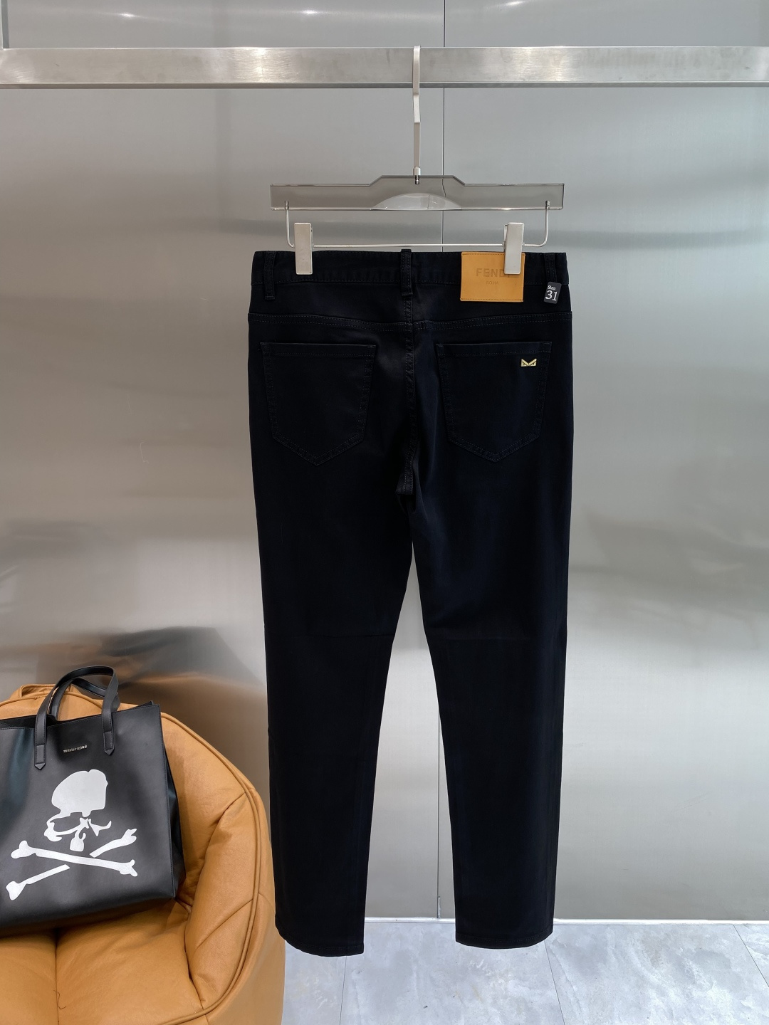 NO:926154,'Fenjia' 2026 latest jeans, best-selling counters, shared taste and value, very comfortable to wear, low-key yet luxurious, very classy to wear, and the trousers style and cut are needless to say. The upper body is exquisite and vivid. Really first-class top quality materials. Really top-level casual pants, using Turkish cotton. The most famous denim fabric is produced with outstanding quality. After heavy washing, the pants are very soft. The straight-leg version is not picky. The upper body is absolutely stylish.  Extremely luxurious!  Code number 29-36 next day,,fendi,jeans,19860909《芬家》 2026最新品牛仔裤 专柜热销款 品味与价值共享 身穿着非常舒适 低调不失奢华 穿出去非常有档次,裤型款式和裁剪亦无需多言 上身精致跃然.真正一等一顶级质料 真正殿堂级的休闲裤,选用土耳其的棉花 生产出最有名的单宁布品质卓然 经过重水洗使得裤子很柔软 直脚的版型 不挑人 上身绝对的有型 极度奢华！码数29-36隔天,,fendi,jeans,,Men's clothing