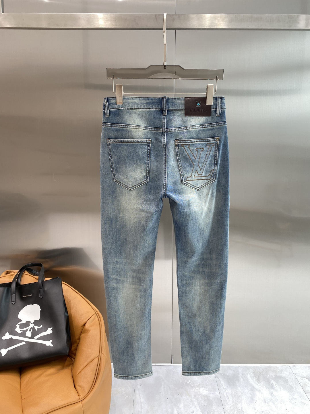NO:926177,'Donkey Family' 2026 latest jeans, best-selling counters, shared taste and value, very comfortable to wear, low-key yet luxurious, very classy to wear, and the trousers style and cut are needless to say. The upper body is exquisite and vivid. Really first-class and top-quality materials. Really top-level casual pants, using Turkish cotton. The most famous denim fabric is produced with outstanding quality. After heavy washing, the pants are very soft. The straight-leg version is not picky. The upper body is absolutely stylish.  Extremely luxurious!  Code number 29-36 next day,,louis vuitton,louis vuitton,jeans,19860909《驴家》 2026最新品牛仔裤 专柜热销款 品味与价值共享 身穿着非常舒适 低调不失奢华 穿出去非常有档次,裤型款式和裁剪亦无需多言 上身精致跃然.真正一等一顶级质料 真正殿堂级的休闲裤,选用土耳其的棉花 生产出最有名的单宁布品质卓然 经过重水洗使得裤子很柔软 直脚的版型 不挑人 上身绝对的有型 极度奢华！码数29-36隔天,,louis vuitton,louis vuitton,jeans,,Men's clothing