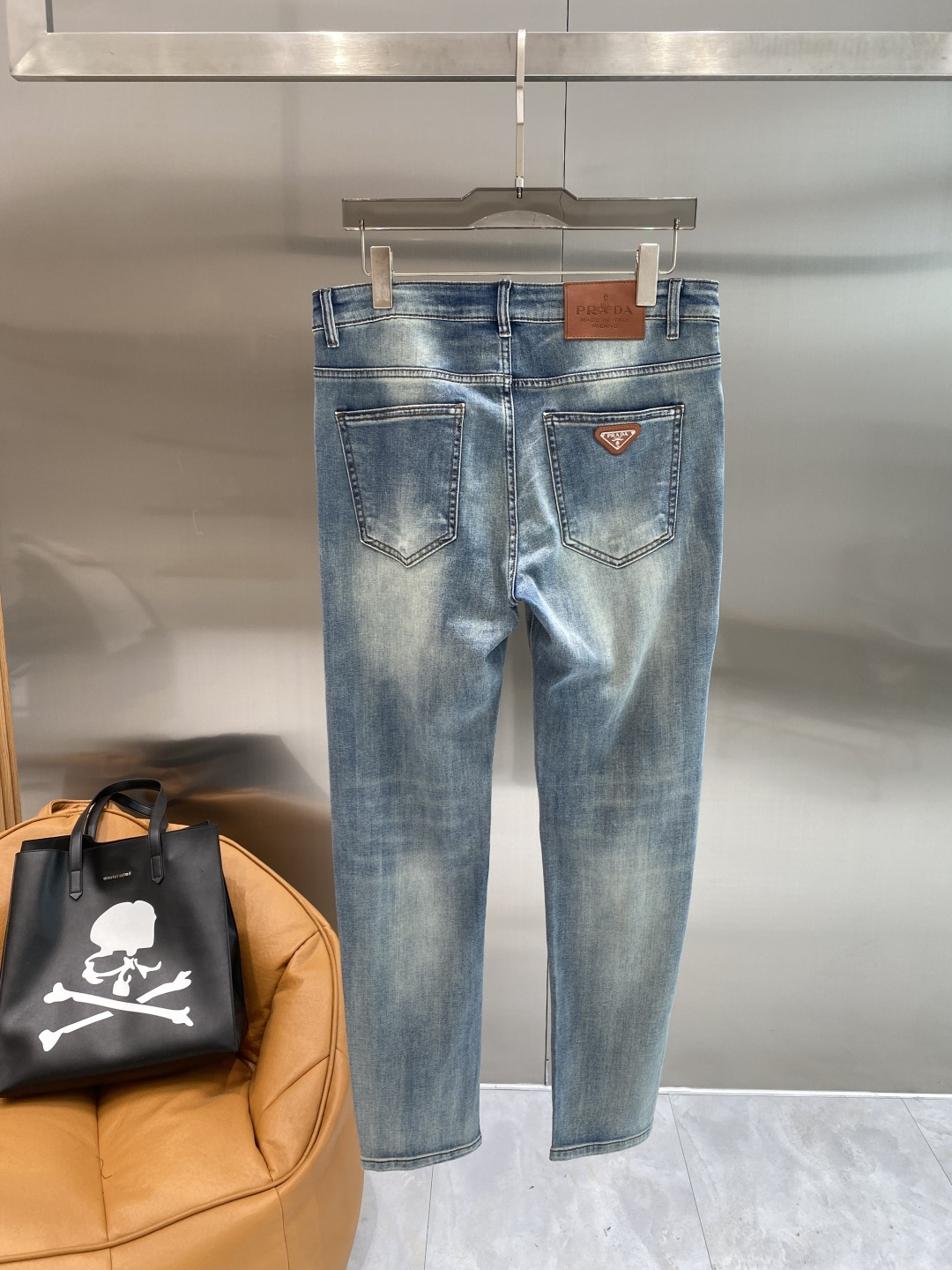 NO:926186,'Pujia' 2026 latest jeans, best-selling counters, shared taste and value, very comfortable to wear, low-key yet luxurious, very classy to wear, and the trousers style and cut are needless to say. The upper body is exquisite and vivid. Really first-class and top-quality materials. Really top-level casual pants, using Turkish cotton. The most famous denim fabric is produced with outstanding quality. After heavy washing, the pants are very soft. The straight-leg version is not picky. The upper body is absolutely stylish.  Extremely luxurious!  Size 29-36 next day,,prada,jeans,19860909《普家》 2026最新品牛仔裤 专柜热销款 品味与价值共享 身穿着非常舒适 低调不失奢华 穿出去非常有档次,裤型款式和裁剪亦无需多言 上身精致跃然.真正一等一顶级质料 真正殿堂级的休闲裤,选用土耳其的棉花 生产出最有名的单宁布品质卓然 经过重水洗使得裤子很柔软 直脚的版型 不挑人 上身绝对的有型 极度奢华！码数29-36隔天,,prada,jeans,,Men's clothing