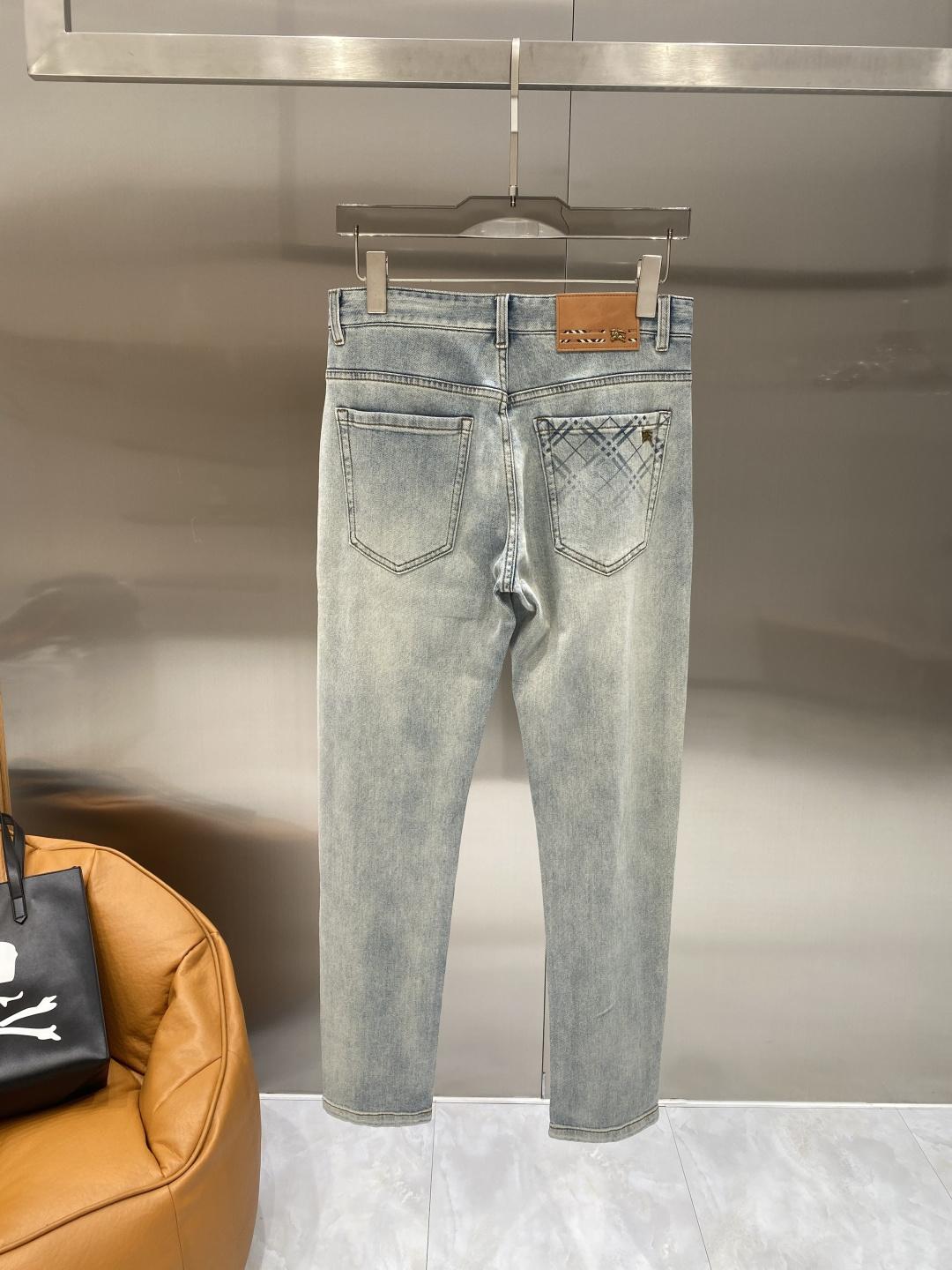 NO:876938,'Bajia' 2026 latest jeans, best-selling counters, share taste and value, very comfortable to wear, low-key yet luxurious, very classy to wear, and the trousers style and cut are needless to say. The upper body is exquisite and vivid. Really first-class and top-quality materials. Really top-level casual pants, using Turkish cotton. The most famous denim fabric is produced with outstanding quality. After heavy washing, the pants are very soft. The straight-leg version is not picky. The upper body is absolutely stylish.  Extremely luxurious!  Size 29-36 next day,,burberry,jeans,19860909《巴家》 2026最新品牛仔裤 专柜热销款 品味与价值共享 身穿着非常舒适 低调不失奢华 穿出去非常有档次,裤型款式和裁剪亦无需多言 上身精致跃然.真正一等一顶级质料 真正殿堂级的休闲裤,选用土耳其的棉花 生产出最有名的单宁布品质卓然 经过重水洗使得裤子很柔软 直脚的版型 不挑人 上身绝对的有型 极度奢华！码数29-36隔天,,burberry,jeans,,Men's clothing