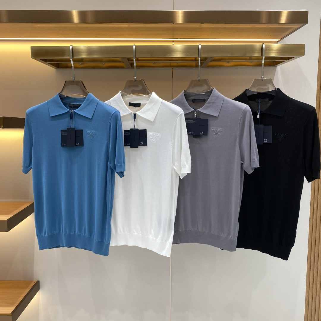 NO:867270,'Pujia' 2026 new men's knitted short-sleeves!  High-end trendy items, fashionable items sought after by celebrities!  A must-have item for every major star and internet celebrity. High-end custom-made mercerized cotton Yilite fabric, which feels delicate and soft, and the upper body is crisp and stylish. The brand logo design on the chest easily enhances the sense of fashion. The workmanship is extremely sophisticated and rigorous, and the wiring is neat and meticulous. It is a masterpiece of a famous designer!  Let you perfectly combine fashion, leisure and trend. Sizes M-3XL next day, prada, T-shirt,19860909《普家》 2026新款男士针织短袖！高端潮物,众星追捧时尚款！各大明星网红人手一件的出街单品.高级定制丝光棉伊力特面料,手感细腻柔软,上身挺括有型.胸前品牌logo设计,轻松将时髦感进阶,做工极为考究严谨,走线工整细致,大牌设计师巨作！让您时尚休闲与潮流完美结合.尺码M-3XL隔天,,prada,T-shirt,,Men's clothing