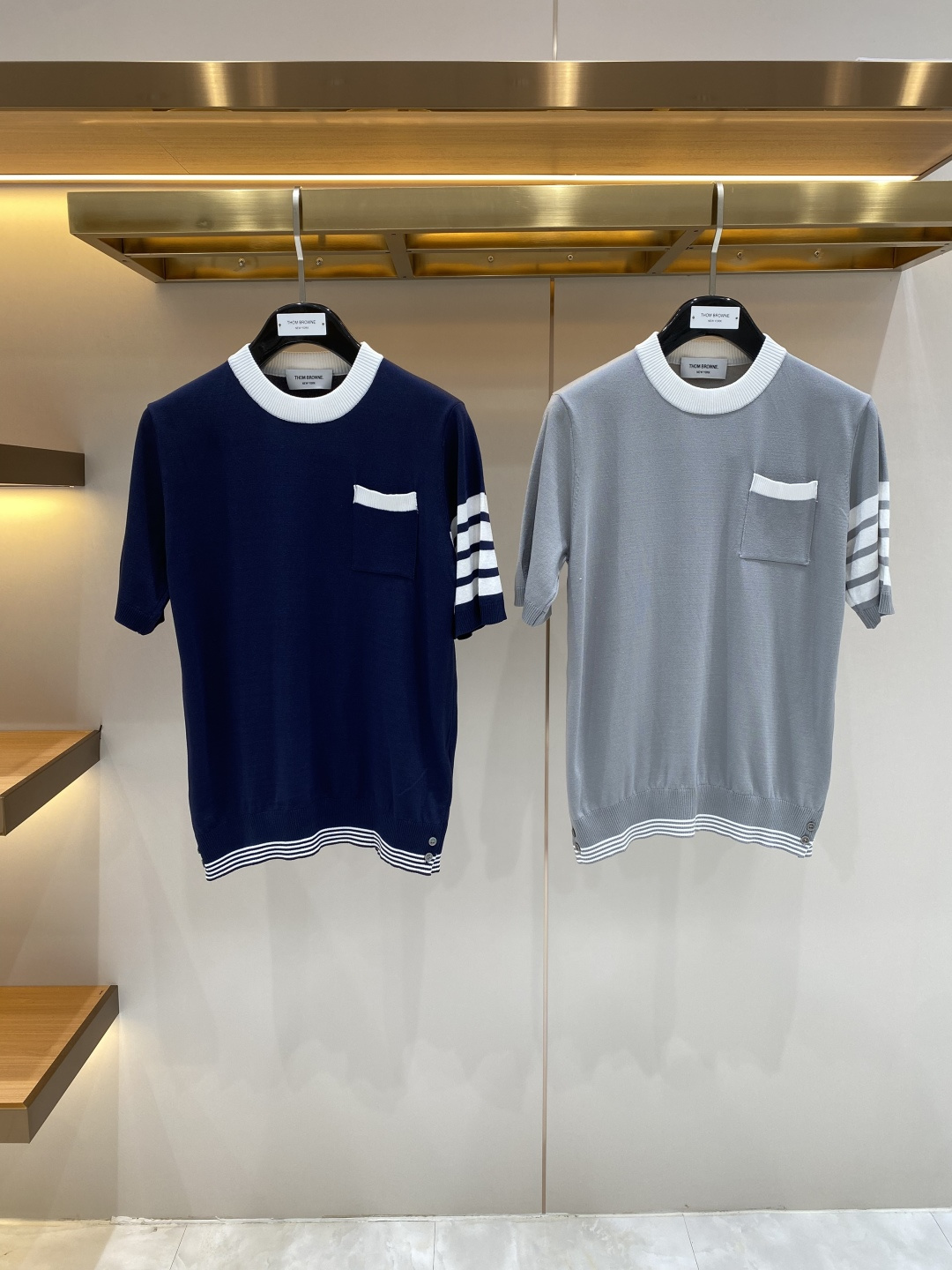 NO:867279,'TB Home' 2026 new men's knitted short-sleeves!  High-end trendy items, fashionable items sought after by celebrities!  A must-have item for every major star and internet celebrity. High-end custom-made mercerized cotton Yilite fabric, which feels delicate and soft, and the upper body is crisp and stylish. The brand logo design on the chest easily enhances the sense of fashion. The workmanship is extremely sophisticated and rigorous, and the wiring is neat and meticulous. It is a masterpiece of a famous designer!  Let you perfectly combine fashion, leisure and trend. Sizes M-3XL next day, T-shirt,19860909《TB家》 2026新款男士针织短袖！高端潮物,众星追捧时尚款！各大明星网红人手一件的出街单品.高级定制丝光棉伊力特面料,手感细腻柔软,上身挺括有型.胸前品牌logo设计,轻松将时髦感进阶,做工极为考究严谨,走线工整细致,大牌设计师巨作！让您时尚休闲与潮流完美结合.尺码M-3XL隔天,,T-shirt,,Men's clothing