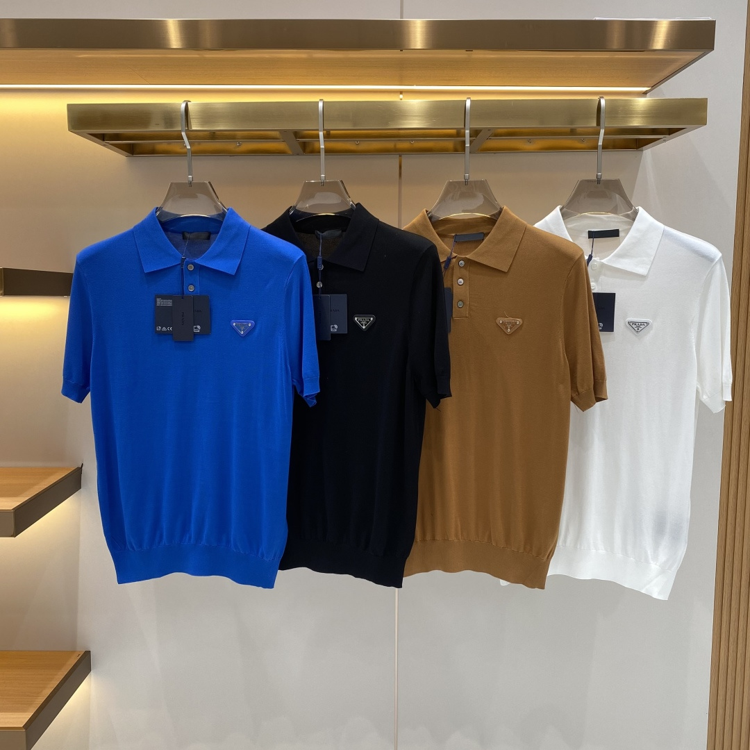 NO:838459,'Pujia' 2026 new men's knitted short-sleeves!  High-end trendy items, fashionable items sought after by celebrities!  A must-have item for every major star and internet celebrity. High-end custom-made mercerized cotton Yilite fabric, which feels delicate and soft, and the upper body is crisp and stylish. The brand logo design on the chest easily enhances the sense of fashion. The workmanship is extremely sophisticated and rigorous, and the wiring is neat and meticulous. It is a masterpiece of a famous designer!  Let you perfectly combine fashion, leisure and trend. Sizes M-3XL next day, prada, T-shirt,19860909《普家》 2026新款男士针织短袖！高端潮物,众星追捧时尚款！各大明星网红人手一件的出街单品.高级定制丝光棉伊力特面料,手感细腻柔软,上身挺括有型.胸前品牌logo设计,轻松将时髦感进阶,做工极为考究严谨,走线工整细致,大牌设计师巨作！让您时尚休闲与潮流完美结合.尺码M-3XL隔天,,prada,T-shirt,,Men's clothing
