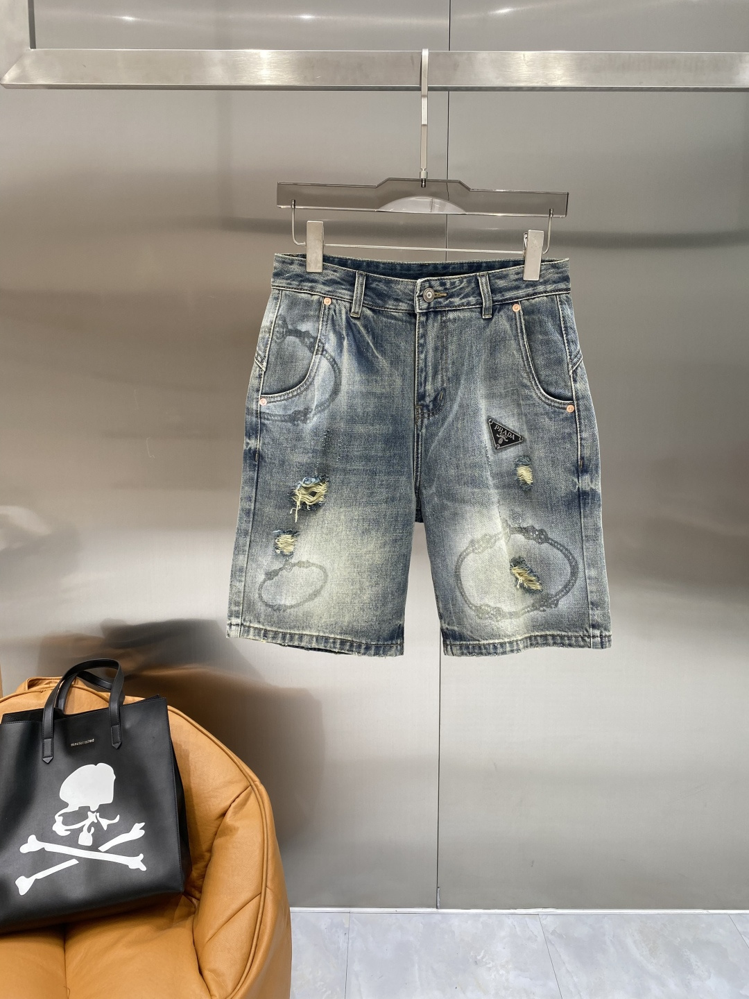 NO:867211,'Pu Jia' 2026 denim shorts, denim with classic patterns, retro and fashionable, metal buttons and pocket design, full of details. The shape is great, not tight or loose, 29-36 next day, prada, shorts,19860909《普家》 2026 牛仔短裤, 牛仔搭配经典图案,复古又时髦,金属纽扣和口袋设计,细节感满满.版型很赞,不紧绷也不松垮,29-36隔天,,prada,shorts,,Men's clothing