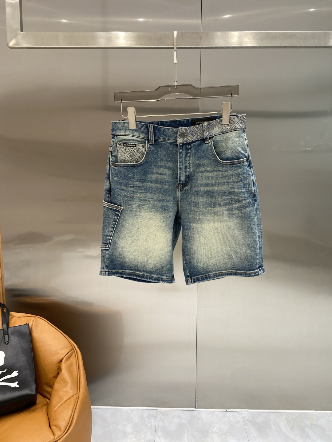 NO:867269,'DG Home' 26SS new denim shorts, high-end version!  Custom-made fabrics at the counter are highly breathable and comfortable, with impeccable details and brand element design concepts, reflecting high quality. It feels delicate and soft!  Presenting casual tailoring, the upper body shape is awesome. Size 29-36, next day, gucci, shorts,19860909《DG家》 26SS新款 牛仔短裤,高端版本！专柜定制面料 透气舒适度高,细节无可挑剔,品牌元素设计理念,体现高品质.手感细腻柔软！呈现休闲裁剪,上身版型超赞.码数29-36隔天,,gucci,shorts,,Men's clothing