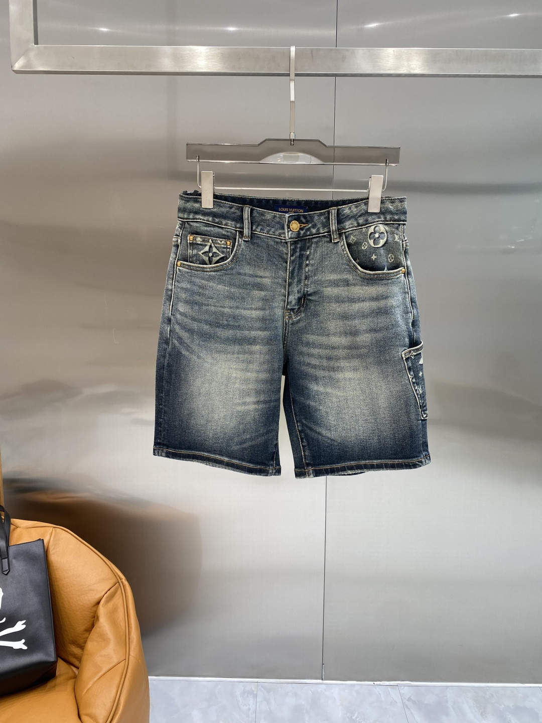 NO:867277,'Donkey Family' 26SS new denim shorts, high-end version!  Custom-made fabrics at the counter are highly breathable and comfortable, with impeccable details and brand element design concepts, reflecting high quality. It feels delicate and soft!  Presenting casual tailoring, the upper body shape is awesome. Size 29-36, next day,, louis vuitton, louis vuitton, shorts,19860909《驴家》 26SS新款 牛仔短裤,高端版本！专柜定制面料 透气舒适度高,细节无可挑剔,品牌元素设计理念,体现高品质.手感细腻柔软！呈现休闲裁剪,上身版型超赞.码数29-36隔天,,louis vuitton,louis vuitton,shorts,,Men's clothing