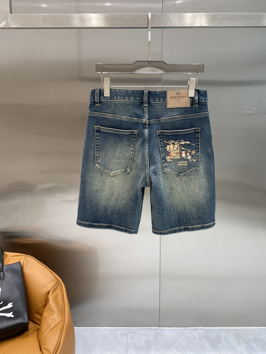 NO:867287,'Bajia' 26SS new denim shorts, high-end version!  Custom-made fabrics at the counter are highly breathable and comfortable, with impeccable details and brand element design concepts, reflecting high quality. It feels delicate and soft!  Presenting casual tailoring, the upper body shape is great. Size 29-36, next day, burberry, shorts,19860909《巴家》 26SS新款 牛仔短裤,高端版本！专柜定制面料 透气舒适度高,细节无可挑剔,品牌元素设计理念,体现高品质.手感细腻柔软！呈现休闲裁剪,上身版型超赞.码数29-36隔天,,burberry,shorts,,Men's clothing