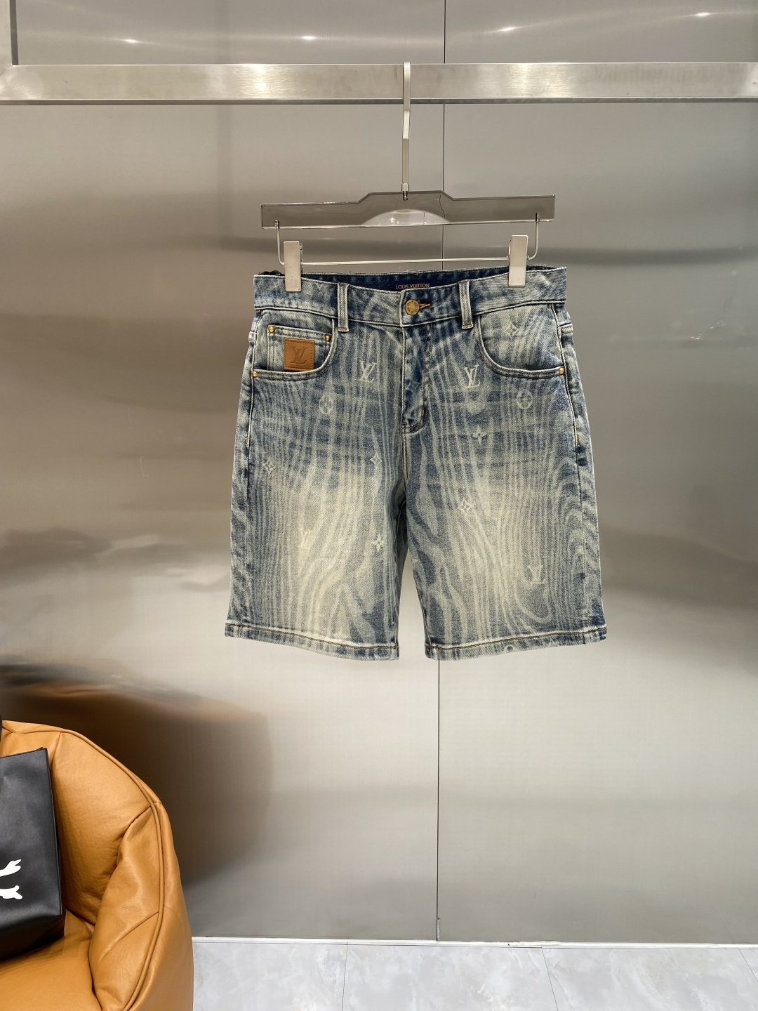 NO:867315,'Donkey Family' 26SS new denim shorts, high-end version!  Custom-made fabrics at the counter are highly breathable and comfortable, with impeccable details and brand element design concepts, reflecting high quality. It feels delicate and soft!  Presenting casual tailoring, the upper body shape is awesome. Size 29-36, next day,, louis vuitton, louis vuitton, shorts,19860909《驴家》 26SS新款 牛仔短裤,高端版本！专柜定制面料 透气舒适度高,细节无可挑剔,品牌元素设计理念,体现高品质.手感细腻柔软！呈现休闲裁剪,上身版型超赞.码数29-36隔天,,louis vuitton,louis vuitton,shorts,,Men's clothing