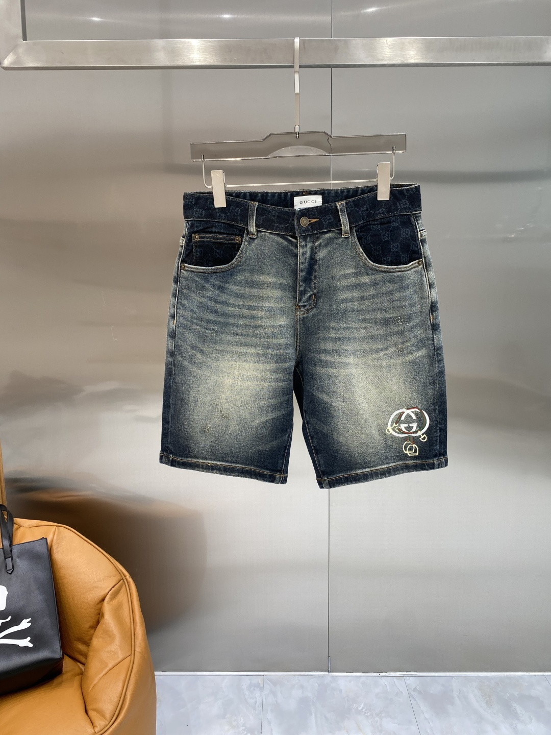 NO:867305,'Gujia' 26SS new denim shorts, high-end version!  Custom-made fabrics at the counter are highly breathable and comfortable, with impeccable details and brand element design concepts, reflecting high quality. It feels delicate and soft!  Presenting casual tailoring, the upper body shape is awesome. Size 29-36, next day, gucci, shorts,19860909《古家》 26SS新款 牛仔短裤,高端版本！专柜定制面料 透气舒适度高,细节无可挑剔,品牌元素设计理念,体现高品质.手感细腻柔软！呈现休闲裁剪,上身版型超赞.码数29-36隔天,,gucci,shorts,,Men's clothing