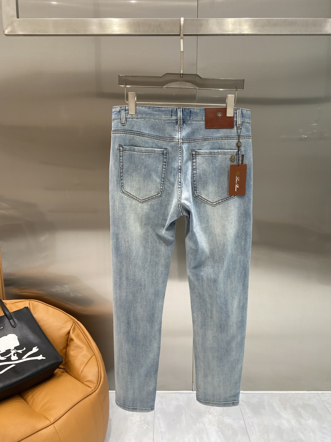 NO:876965,'LP Home' 2026 latest jeans, best-selling counters, shared taste and value, very comfortable to wear, low-key yet luxurious, very classy to wear, and the trousers style and cut are needless to say. The upper body is exquisite and vivid. Really first-class and top-quality materials. Really top-level casual pants, using Turkish cotton. The most famous denim fabric is produced with outstanding quality. After heavy washing, the pants are very soft. The straight-leg version is not picky. The upper body is absolutely stylish.  Extremely luxurious!  Size 29-36 next day,,loro piana,jeans,19860909《LP家》 2026最新品牛仔裤 专柜热销款 品味与价值共享 身穿着非常舒适 低调不失奢华 穿出去非常有档次,裤型款式和裁剪亦无需多言 上身精致跃然.真正一等一顶级质料 真正殿堂级的休闲裤,选用土耳其的棉花 生产出最有名的单宁布品质卓然 经过重水洗使得裤子很柔软 直脚的版型 不挑人 上身绝对的有型 极度奢华！码数29-36隔天,,loro piana,jeans,,Men's clothing