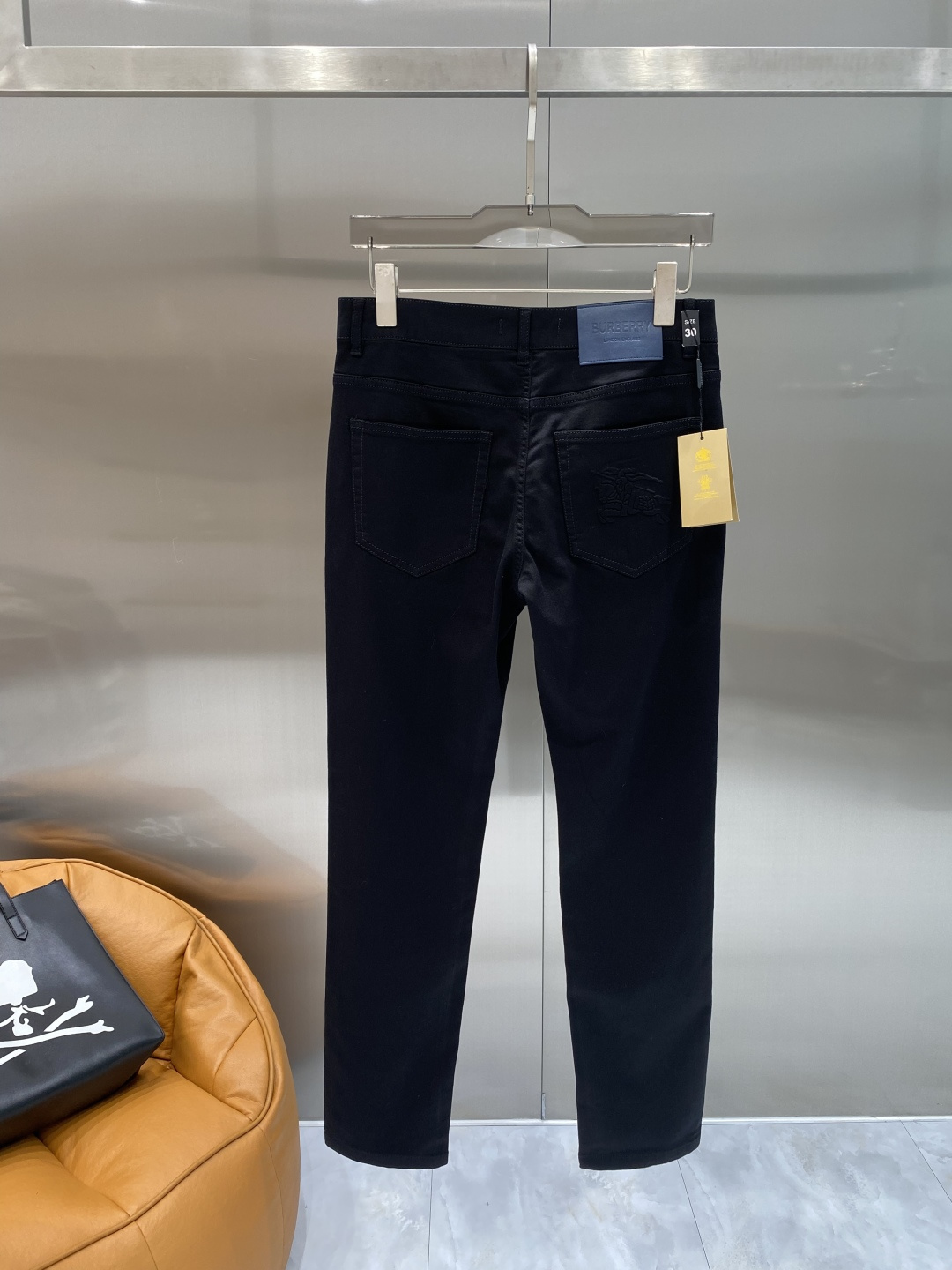NO:876974,'Bajia' 2026 latest jeans, best-selling counters, share taste and value, very comfortable to wear, low-key yet luxurious, very classy to wear, and the trousers style and cut are needless to say. The upper body is exquisite and vivid. Really first-class and top-quality materials. Really top-level casual pants, using Turkish cotton. The most famous denim fabric is produced with outstanding quality. After heavy washing, the pants are very soft. The straight-leg version is not picky. The upper body is absolutely stylish.  Extremely luxurious!  Code number 29-36,,burberry,jeans,19860909《巴家》 2026最新品牛仔裤 专柜热销款 品味与价值共享 身穿着非常舒适 低调不失奢华 穿出去非常有档次,裤型款式和裁剪亦无需多言 上身精致跃然.真正一等一顶级质料 真正殿堂级的休闲裤,选用土耳其的棉花 生产出最有名的单宁布品质卓然 经过重水洗使得裤子很柔软 直脚的版型 不挑人 上身绝对的有型 极度奢华！码数29-36,,burberry,jeans,,Men's clothing
