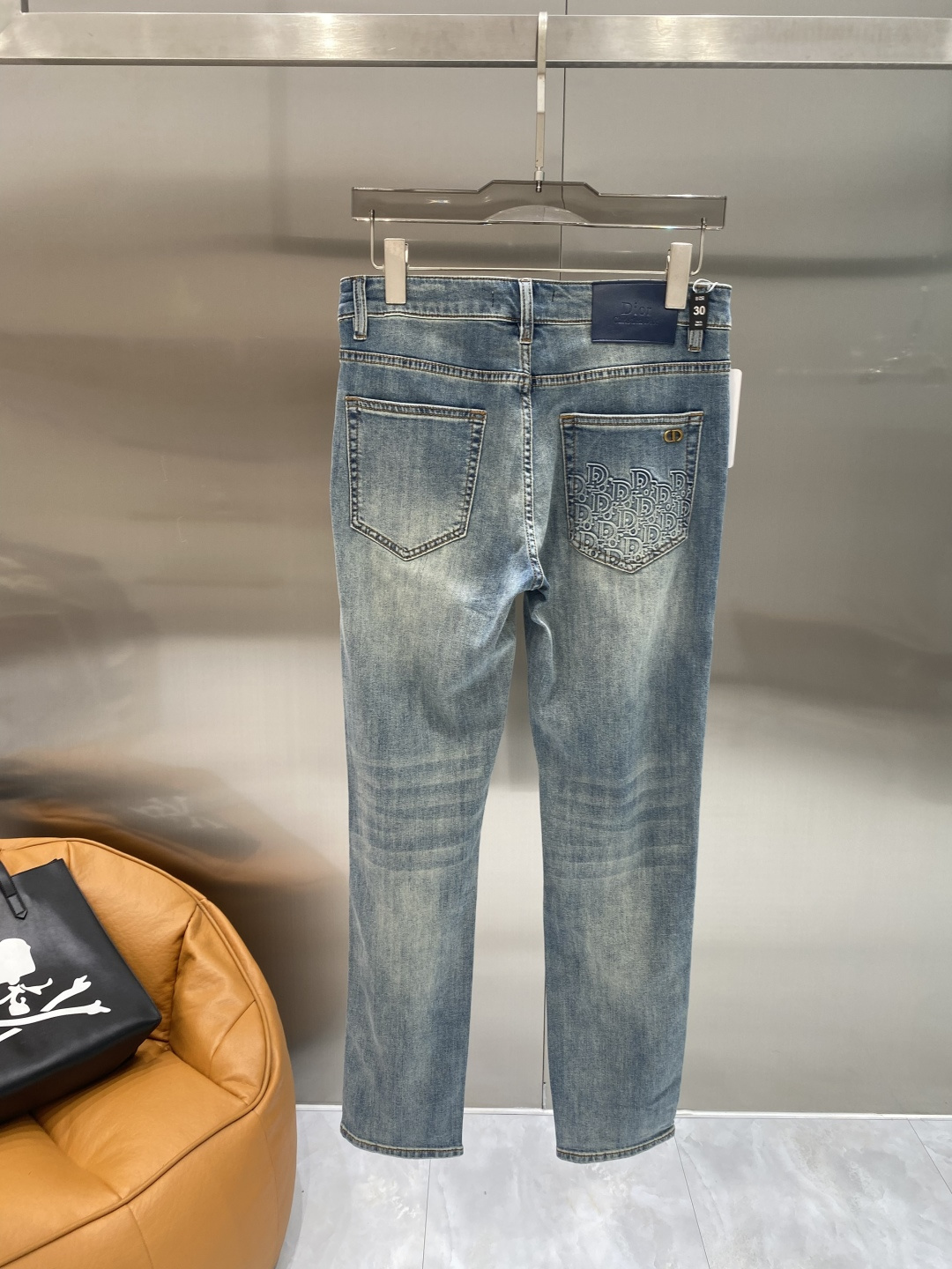 NO:876946,'DI Jia' 2026 latest jeans, best-selling counters, shared taste and value, very comfortable to wear, low-key yet luxurious, very classy to wear, and the trousers style and cut are needless to say. The upper body is exquisite and vivid. Really first-class top quality materials. Really top-level casual pants, using Turkish cotton. The most famous denim fabric is produced with outstanding quality. After heavy washing, the pants are very soft. The straight-leg version is not picky. The upper body is absolutely stylish.  Extremely luxurious!  Size 29-36 next day, dior,jeans,19860909《迪家》 2026最新品牛仔裤 专柜热销款 品味与价值共享 身穿着非常舒适 低调不失奢华 穿出去非常有档次,裤型款式和裁剪亦无需多言 上身精致跃然.真正一等一顶级质料 真正殿堂级的休闲裤,选用土耳其的棉花 生产出最有名的单宁布品质卓然 经过重水洗使得裤子很柔软 直脚的版型 不挑人 上身绝对的有型 极度奢华！码数29-36隔天,,dior,jeans,,Men's clothing