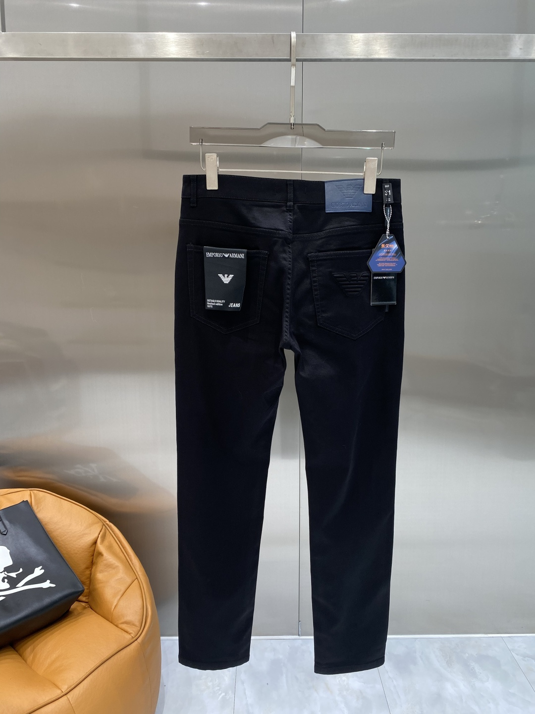 NO:876956,'Amajia' 2026 latest jeans, best-selling counters, shared taste and value, very comfortable to wear, low-key yet luxurious, very classy to wear, and the trousers style and cut needless to say, the upper body is exquisite and vivid. Really first-class top quality materials. Really top-level casual pants, using Turkish cotton, the most famous denim fabric is produced with outstanding quality. After heavy washing, the pants are very soft. The straight-leg version is not picky. The upper body is absolutely stylish.  Extremely luxurious!  Code number 29-36 next day,,jeans,19860909《阿玛家》 2026最新品牛仔裤 专柜热销款 品味与价值共享 身穿着非常舒适 低调不失奢华 穿出去非常有档次,裤型款式和裁剪亦无需多言 上身精致跃然.真正一等一顶级质料 真正殿堂级的休闲裤,选用土耳其的棉花 生产出最有名的单宁布品质卓然 经过重水洗使得裤子很柔软 直脚的版型 不挑人 上身绝对的有型 极度奢华！码数29-36隔天,,jeans,,Men's clothing