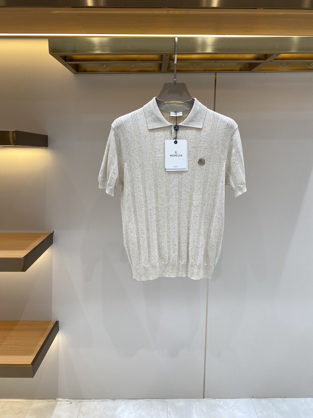 NO:863971,'Mengjia' 2026 new men's knitted short-sleeves!  High-end trendy items, fashionable items sought after by celebrities!  A must-have item for every major star and internet celebrity. High-end custom-made mercerized cotton Yilite fabric, which feels delicate and soft, and the upper body is crisp and stylish. The brand logo design on the chest easily enhances the sense of fashion. The workmanship is extremely sophisticated and rigorous, and the wiring is neat and meticulous. It is a masterpiece of a famous designer!  Let you perfectly combine fashion, leisure and trend. Sizes M-4XL,, T-shirt,19860909《蒙家》 2026新款男士针织短袖！高端潮物,众星追捧时尚款！各大明星网红人手一件的出街单品.高级定制丝光棉伊力特面料,手感细腻柔软,上身挺括有型.胸前品牌logo设计,轻松将时髦感进阶,做工极为考究严谨,走线工整细致,大牌设计师巨作！让您时尚休闲与潮流完美结合.尺码M-4XL,,T-shirt,,Men's clothing