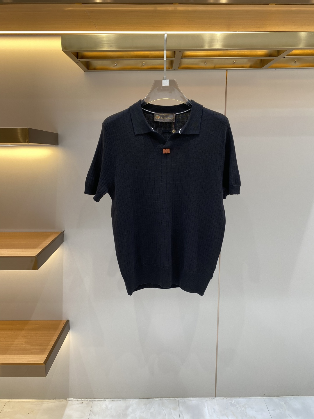NO:863950,'LP Home' 2026 new men's knitted short-sleeves!  High-end trendy items, fashionable items sought after by celebrities!  A must-have item for every major star and internet celebrity. High-end custom-made mercerized cotton Yilite fabric, which feels delicate and soft, and the upper body is crisp and stylish. The brand logo design on the chest easily enhances the sense of fashion. The workmanship is extremely sophisticated and rigorous, and the wiring is neat and meticulous. It is a masterpiece of a famous designer!  Let you perfectly combine fashion, leisure and trend. Sizes M-4XL, loro piana, T-shirt,19860909《LP家》 2026新款男士针织短袖！高端潮物,众星追捧时尚款！各大明星网红人手一件的出街单品.高级定制丝光棉伊力特面料,手感细腻柔软,上身挺括有型.胸前品牌logo设计,轻松将时髦感进阶,做工极为考究严谨,走线工整细致,大牌设计师巨作！让您时尚休闲与潮流完美结合.尺码M-4XL,,loro piana,T-shirt,,Men's clothing