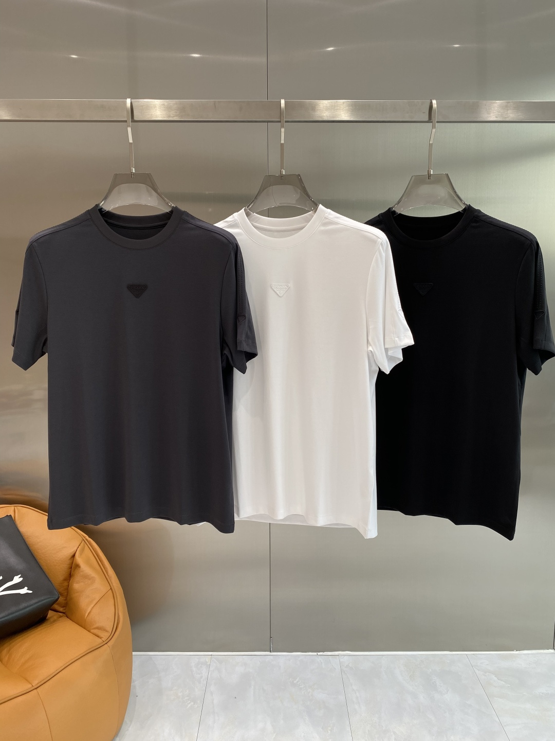 NO:842128,'Pu Jia' 2026 new launch counter latest short-sleeved round neck T-shirt, high-end custom design, avant-garde and fashionable!  Logo craft design, high-end customized fabrics. Soft to the touch. Comfortable to wear. Exquisite counter-level stitching. Fine workmanship. The upper body effect is incomparably handsome!  A must-have item for a stylish man!  Size M-3XL next day, prada, T-shirt, tees, t-shirt,19860909《普家》 2026新款首发专柜最新款短袖圆领T恤 高端订制 设计前卫时尚！logo工艺设计 高端定制面料.手感柔软.穿着舒适.专柜级别精致车线.做工精细.上身效果无敌帅气！型男必备单品！码数M-3XL 隔天,,prada,T-shirt,tees，t-shirt,,Men's clothing