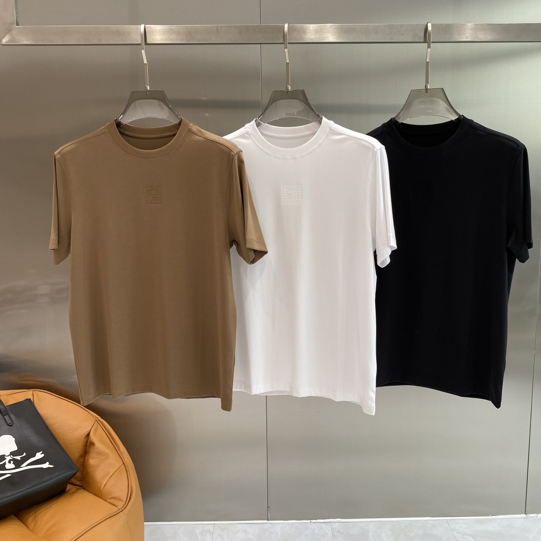 NO:842167,'Fenjia' 2026 new launch counter latest short-sleeved round neck T-shirt, high-end custom design, avant-garde and fashionable!  Logo craft design, high-end customized fabrics. Soft to the touch. Comfortable to wear. Exquisite counter-level stitching. Fine workmanship. The upper body effect is incomparably handsome!  A must-have item for a stylish man!  Size M-3XL next day, fendi, T-shirt, tees, t-shirt,19860909《芬家》 2026新款首发专柜最新款短袖圆领T恤 高端订制 设计前卫时尚！logo工艺设计 高端定制面料.手感柔软.穿着舒适.专柜级别精致车线.做工精细.上身效果无敌帅气！型男必备单品！码数M-3XL 隔天,,fendi,T-shirt,tees，t-shirt,,Men's clothing