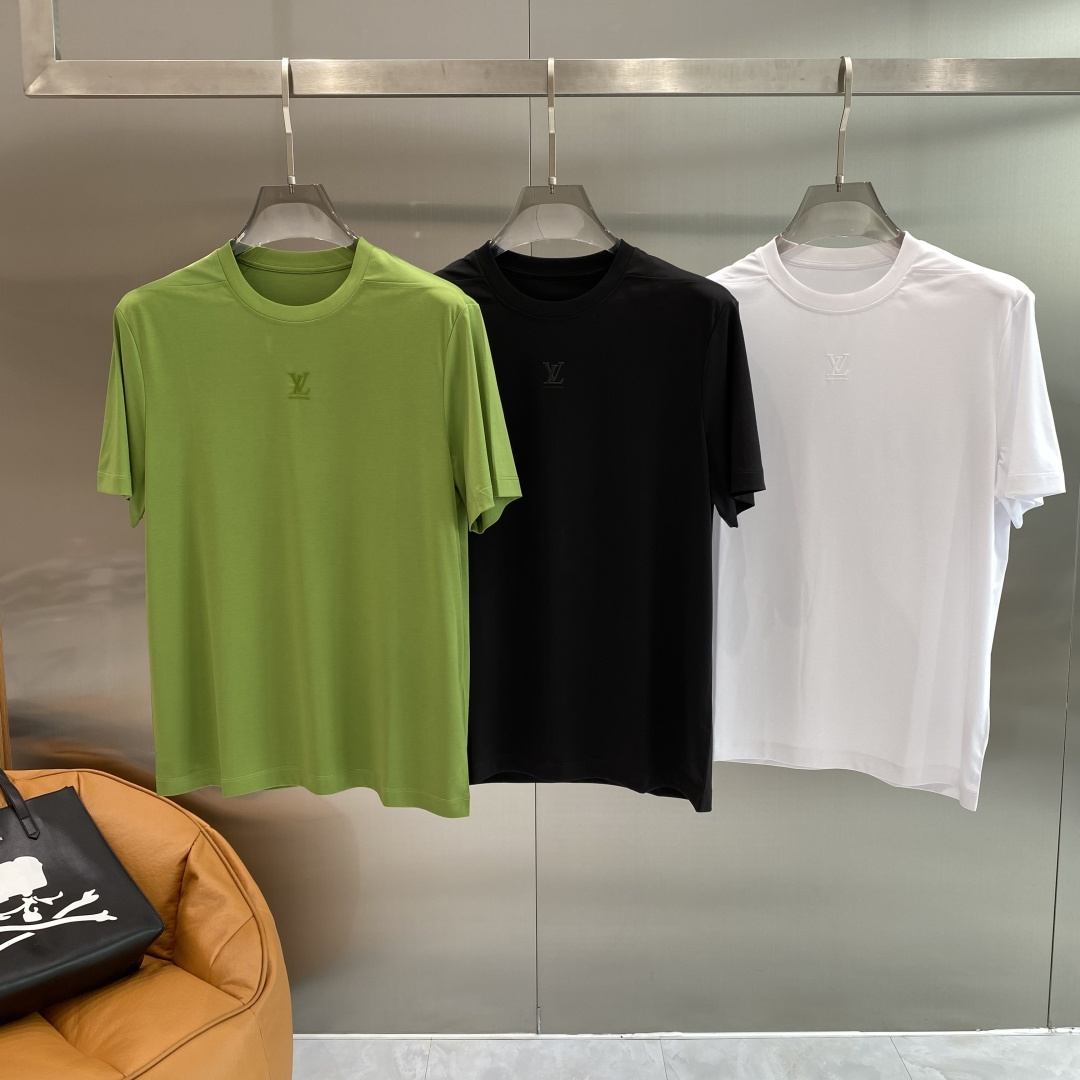 NO:842172,'Donkey Family' 2026 new launch counter latest short-sleeved round neck T-shirt, high-end custom design, avant-garde and fashionable!  Logo craft design, high-end customized fabrics. Soft to the touch. Comfortable to wear. Exquisite counter-level stitching. Fine workmanship. The upper body effect is incomparably handsome!  A must-have item for a stylish man!  Size M-3XL next day,,louis vuitton,louis vuitton,T-shirt,tees,t-shirt,19860909《驴家》 2026新款首发专柜最新款短袖圆领T恤 高端订制 设计前卫时尚！logo工艺设计 高端定制面料.手感柔软.穿着舒适.专柜级别精致车线.做工精细.上身效果无敌帅气！型男必备单品！码数M-3XL 隔天,,louis vuitton,louis vuitton,T-shirt,tees，t-shirt,,Men's clothing