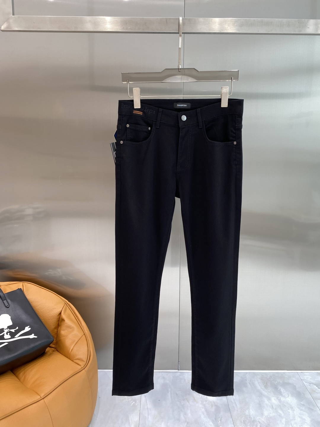 NO:876930,'Jenny's' 2026 latest jeans, best-selling counters, shared taste and value, very comfortable to wear, low-key yet luxurious, very classy to wear, and the trousers style and cut are needless to say. The upper body is exquisite and vivid. Really first-class and top-quality materials. Really top-level casual pants, using Turkish cotton. The most famous denim fabric is produced with outstanding quality. After heavy washing, the pants are very soft. The straight-leg version is not picky. The upper body is absolutely stylish.  Extremely luxurious!  Code number 29-36 next day,,zegna,jeans,19860909《杰尼家》 2026最新品牛仔裤 专柜热销款 品味与价值共享 身穿着非常舒适 低调不失奢华 穿出去非常有档次,裤型款式和裁剪亦无需多言 上身精致跃然.真正一等一顶级质料 真正殿堂级的休闲裤,选用土耳其的棉花 生产出最有名的单宁布品质卓然 经过重水洗使得裤子很柔软 直脚的版型 不挑人 上身绝对的有型 极度奢华！码数29-36隔天,,zegna,jeans,,Men's clothing