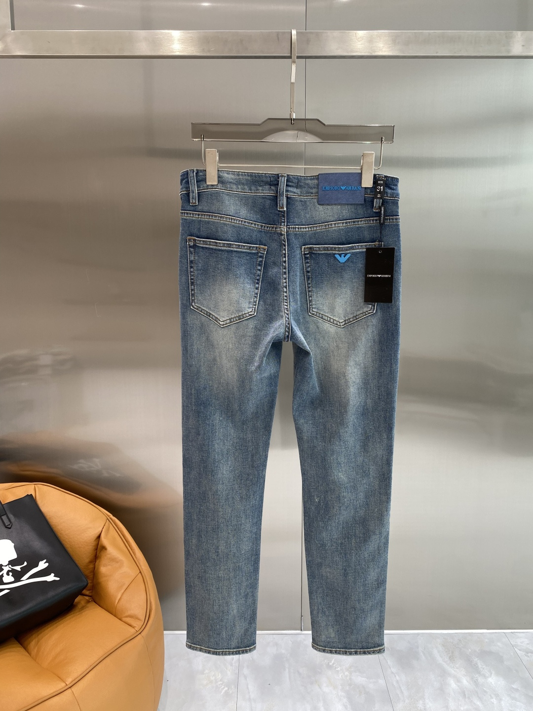 NO:876921,'Amajia' 2026 latest jeans, best-selling counters, shared taste and value, very comfortable to wear, low-key yet luxurious, very classy to wear, and the trousers style and cut needless to say, the upper body is exquisite and vivid. Really first-class top quality materials. Really top-level casual pants, using Turkish cotton, the most famous denim fabric is produced with outstanding quality. After heavy washing, the pants are very soft. The straight-leg version is not picky. The upper body is absolutely stylish.  Extremely luxurious!  Code number 29-36 next day,,jeans,19860909《阿玛家》 2026最新品牛仔裤 专柜热销款 品味与价值共享 身穿着非常舒适 低调不失奢华 穿出去非常有档次,裤型款式和裁剪亦无需多言 上身精致跃然.真正一等一顶级质料 真正殿堂级的休闲裤,选用土耳其的棉花 生产出最有名的单宁布品质卓然 经过重水洗使得裤子很柔软 直脚的版型 不挑人 上身绝对的有型 极度奢华！码数29-36隔天,,jeans,,Men's clothing