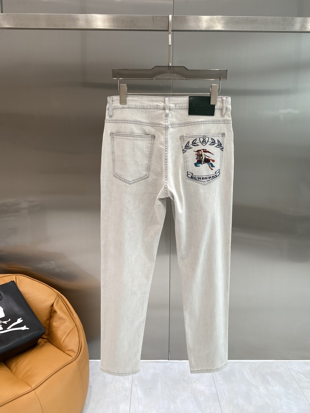 NO:932634,'Bajia' 2026 spring heavy-duty washed casual jeans, imported original washed stretch fabric, comfortable and elastic, unique design, super correct fit, comfortable and breathable, extremely high grade, counter quality, handsome upper body, size 29-36, next day,, burberry, jeans,19860909《巴家》 2026春款重工水洗休闲牛仔裤,进口原版水洗弹力面料,舒适有弹性,独特设计,版型超正,舒适透气,档次极高,专柜品质,上身帅气十足,码数29-36隔天,,burberry,jeans,,Men's clothing