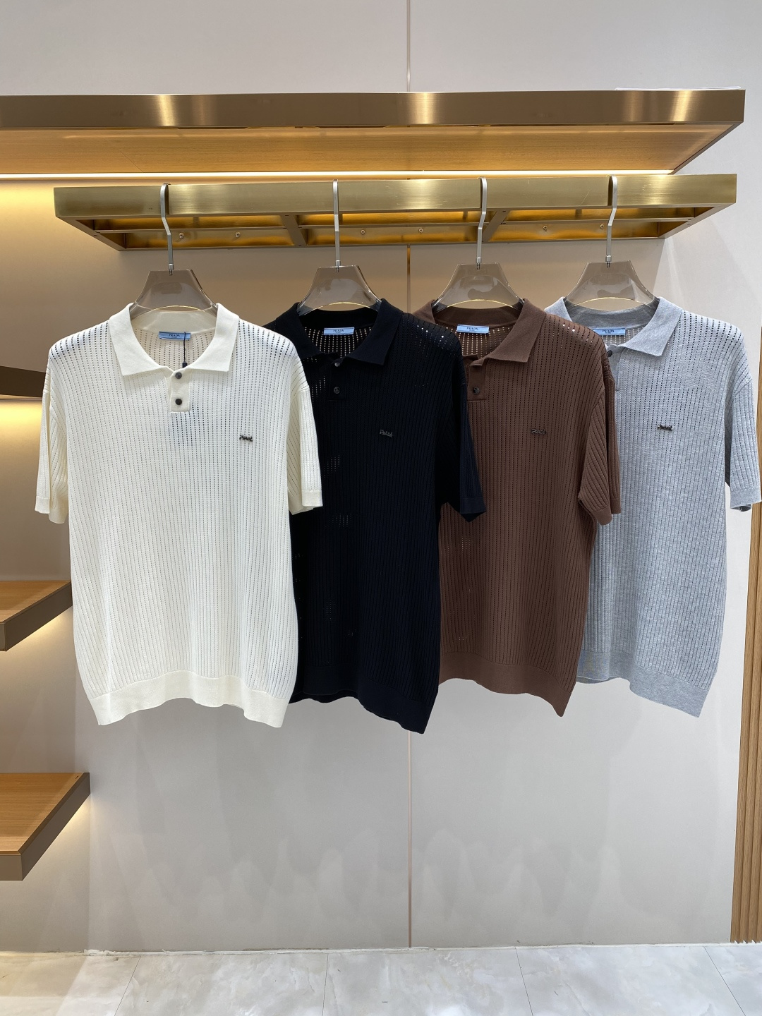 NO:842132,'Pujia' 2026 new men's knitted short-sleeves!  High-end trendy items, fashionable items sought after by celebrities!  A must-have item for every major star and internet celebrity. High-end custom-made mercerized cotton Yilite fabric, which feels delicate and soft, and the upper body is crisp and stylish. The brand logo design on the chest easily enhances the sense of fashion. The workmanship is extremely sophisticated and rigorous, and the wiring is neat and meticulous. It is a masterpiece of a famous designer!  Let you perfectly combine fashion, leisure and trend. Sizes M- XXL next day, prada, T-shirt,19860909《普家》 2026新款男士针织短袖！高端潮物,众星追捧时尚款！各大明星网红人手一件的出街单品.高级定制丝光棉伊力特面料,手感细腻柔软,上身挺括有型.胸前品牌logo设计,轻松将时髦感进阶,做工极为考究严谨,走线工整细致,大牌设计师巨作！让您时尚休闲与潮流完美结合.尺码M- XXL隔天,,prada,T-shirt,,Men's clothing