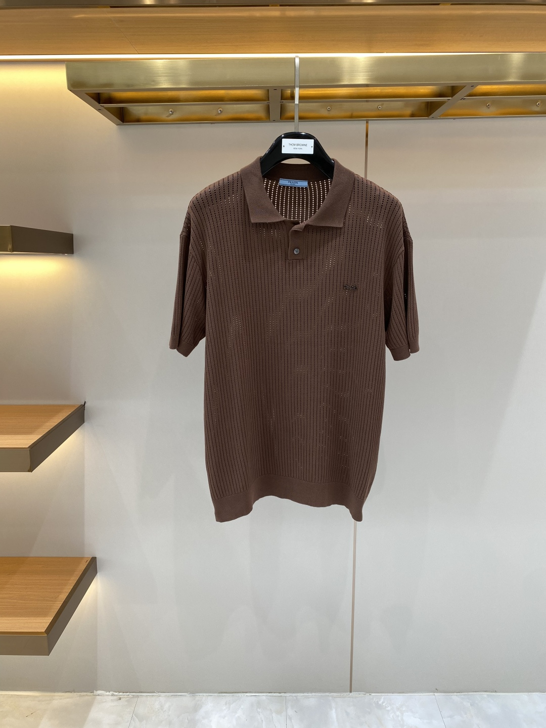 NO:926401,'Pujia' 2026 new men's knitted short-sleeves!  High-end trendy items, fashionable items sought after by celebrities!  A must-have item for every major star and internet celebrity. High-end custom-made mercerized cotton Yilite fabric, which feels delicate and soft, and the upper body is crisp and stylish. The brand logo design on the chest easily enhances the sense of fashion. The workmanship is extremely sophisticated and rigorous, and the wiring is neat and meticulous. It is a masterpiece of a famous designer!  Let you perfectly combine fashion, leisure and trend. Sizes M- XXL, prada, T-shirt,19860909《普家》 2026新款男士针织短袖！高端潮物,众星追捧时尚款！各大明星网红人手一件的出街单品.高级定制丝光棉伊力特面料,手感细腻柔软,上身挺括有型.胸前品牌logo设计,轻松将时髦感进阶,做工极为考究严谨,走线工整细致,大牌设计师巨作！让您时尚休闲与潮流完美结合.尺码M- XXL,,prada,T-shirt,,Men's clothing