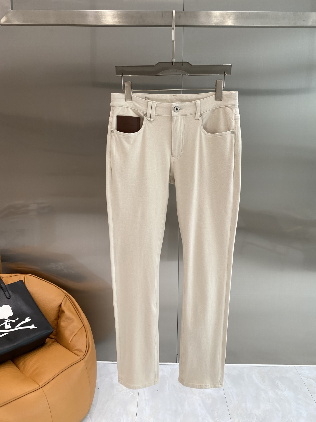NO:842200,'Bajia' 2026 latest jeans, best-selling counters, share taste and value, very comfortable to wear, low-key yet luxurious, very classy to wear, and the trousers style and cut are needless to say. The upper body is exquisite and vivid. Really first-class and top-quality materials. Really top-level casual pants, using Turkish cotton. The most famous denim fabric is produced with outstanding quality. After heavy washing, the pants are very soft. The straight-leg version is not picky. The upper body is absolutely stylish.  Extremely luxurious!  Size 29-36 next day,,burberry,jeans,19860909《巴家》 2026最新品牛仔裤 专柜热销款 品味与价值共享 身穿着非常舒适 低调不失奢华 穿出去非常有档次,裤型款式和裁剪亦无需多言 上身精致跃然.真正一等一顶级质料 真正殿堂级的休闲裤,选用土耳其的棉花 生产出最有名的单宁布品质卓然 经过重水洗使得裤子很柔软 直脚的版型 不挑人 上身绝对的有型 极度奢华！码数29-36隔天,,burberry,jeans,,Men's clothing