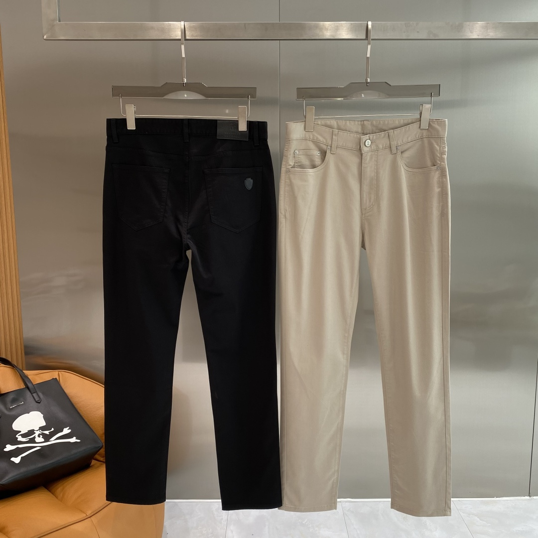NO:842195,'Blujia' 2026 latest jeans, best-selling counters, shared taste and value, very comfortable to wear, low-key yet luxurious, very classy to wear, and the trousers style and cut are needless to say. The upper body is exquisite and vivid. Really first-class and top-quality materials. Really top-level casual pants, using Turkish cotton. The most famous denim fabric is produced with outstanding quality. After heavy washing, the pants are very soft. The straight-leg version is not picky. The upper body is absolutely stylish.  Extremely luxurious!  Code number 29-36 next day,,jeans,19860909《布鲁家》 2026最新品牛仔裤 专柜热销款 品味与价值共享 身穿着非常舒适 低调不失奢华 穿出去非常有档次,裤型款式和裁剪亦无需多言 上身精致跃然.真正一等一顶级质料 真正殿堂级的休闲裤,选用土耳其的棉花 生产出最有名的单宁布品质卓然 经过重水洗使得裤子很柔软 直脚的版型 不挑人 上身绝对的有型 极度奢华！码数29-36隔天,,jeans,,Men's clothing