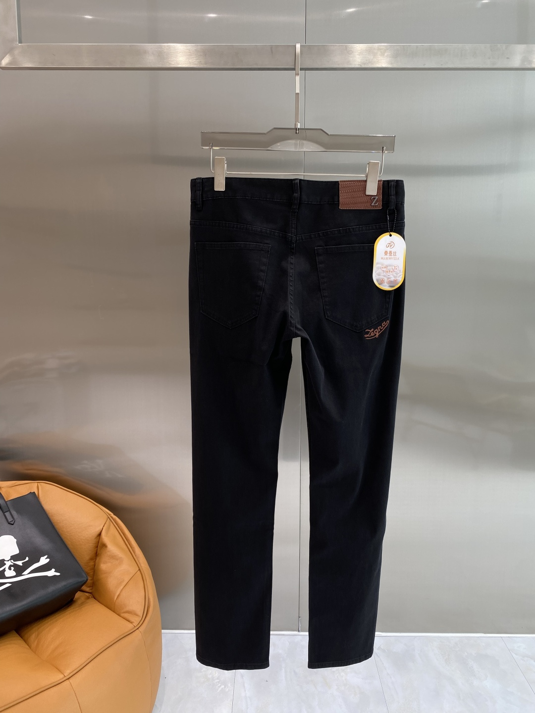 NO:842190,'Jenny's' 2026 latest jeans, best-selling counters, shared taste and value, very comfortable to wear, low-key yet luxurious, very classy to wear, and the trousers style and cut are needless to say. The upper body is exquisite and vivid. Really first-class and top-quality materials. Really top-level casual pants, using Turkish cotton. The most famous denim fabric is produced with outstanding quality. After heavy washing, the pants are very soft. The straight-leg version is not picky. The upper body is absolutely stylish.  Extremely luxurious!  Code number 29-36 next day,,zegna,jeans,19860909《杰尼家》 2026最新品牛仔裤 专柜热销款 品味与价值共享 身穿着非常舒适 低调不失奢华 穿出去非常有档次,裤型款式和裁剪亦无需多言 上身精致跃然.真正一等一顶级质料 真正殿堂级的休闲裤,选用土耳其的棉花 生产出最有名的单宁布品质卓然 经过重水洗使得裤子很柔软 直脚的版型 不挑人 上身绝对的有型 极度奢华！码数29-36隔天,,zegna,jeans,,Men's clothing