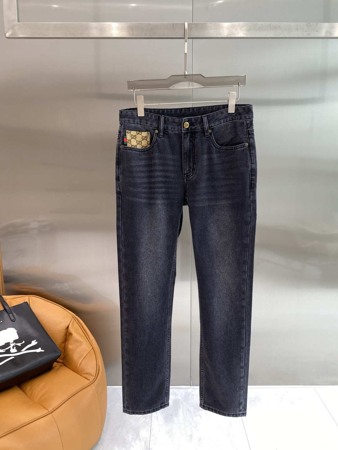 NO:842186,'Gujia' 2026 latest jeans, best-selling counters, shared taste and value, very comfortable to wear, low-key yet luxurious, very classy to wear, and the trousers style and cut are needless to say. The upper body is exquisite and vivid. Really first-class and top-quality materials. Really top-level casual pants, using Turkish cotton. The most famous denim fabric is produced with outstanding quality. After heavy washing, the pants are very soft. The straight-leg version is not picky. The upper body is absolutely stylish.  Extremely luxurious!  Size 29-36 next day,,gucci,jeans,19860909《古家》 2026最新品牛仔裤 专柜热销款 品味与价值共享 身穿着非常舒适 低调不失奢华 穿出去非常有档次,裤型款式和裁剪亦无需多言 上身精致跃然.真正一等一顶级质料 真正殿堂级的休闲裤,选用土耳其的棉花 生产出最有名的单宁布品质卓然 经过重水洗使得裤子很柔软 直脚的版型 不挑人 上身绝对的有型 极度奢华！码数29-36隔天,,gucci,jeans,,Men's clothing