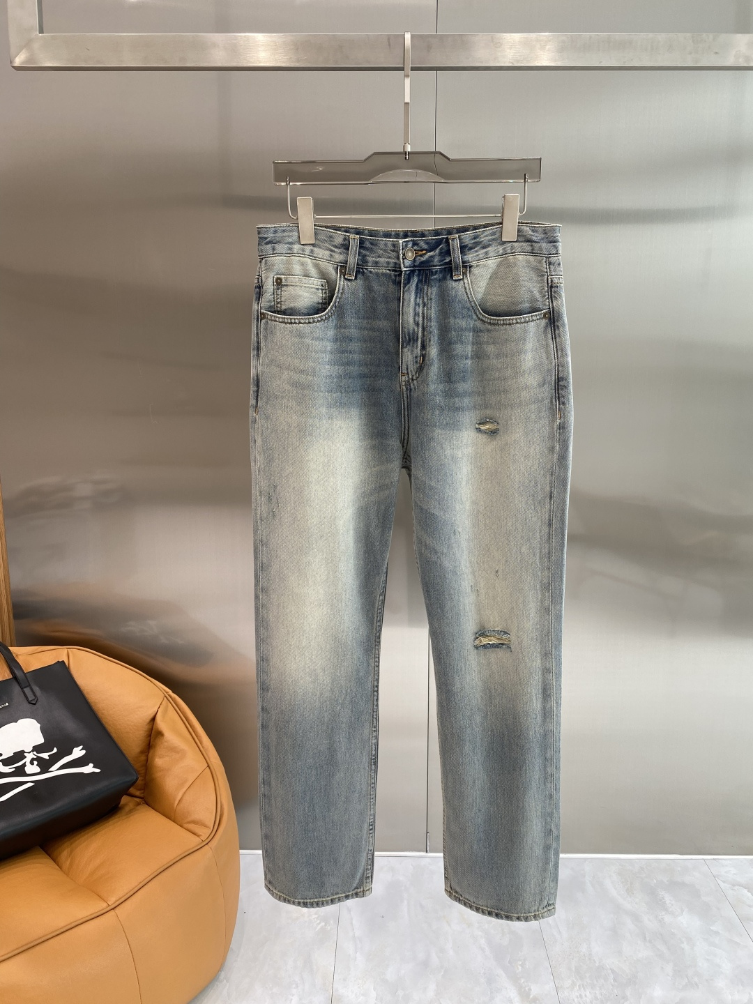 NO:842177,'DG Home' 2026 latest jeans, best-selling counters, shared taste and value, very comfortable to wear, low-key yet luxurious, very classy to wear, and the trousers style and cut are needless to say. The upper body is exquisite and vivid. Really first-class and top-quality materials. Really top-level casual pants, using Turkish cotton. The most famous denim fabric is produced with outstanding quality. After heavy washing, the pants are very soft. The straight-leg version is not picky. The upper body is absolutely stylish.  Extremely luxurious!  Size 29-36 next day,,gucci,jeans,19860909《DG家》 2026最新品牛仔裤 专柜热销款 品味与价值共享 身穿着非常舒适 低调不失奢华 穿出去非常有档次,裤型款式和裁剪亦无需多言 上身精致跃然.真正一等一顶级质料 真正殿堂级的休闲裤,选用土耳其的棉花 生产出最有名的单宁布品质卓然 经过重水洗使得裤子很柔软 直脚的版型 不挑人 上身绝对的有型 极度奢华！码数29-36隔天,,gucci,jeans,,Men's clothing