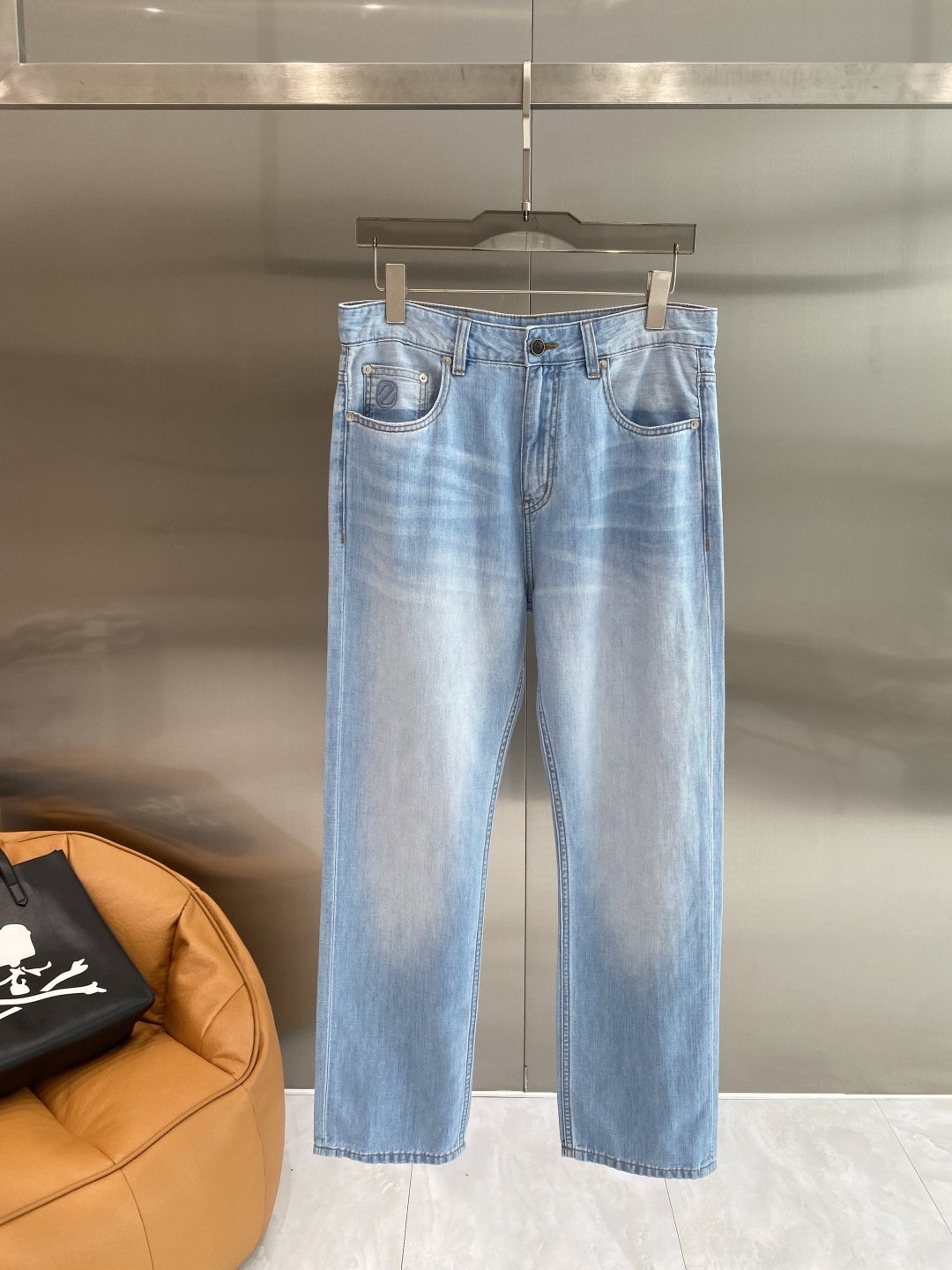 NO:842214,'Jenny's' 2026 latest jeans, best-selling counters, shared taste and value, very comfortable to wear, low-key yet luxurious, very classy to wear, and the trousers style and cut are needless to say. The upper body is exquisite and vivid. Really first-class and top-quality materials. Really top-level casual pants, using Turkish cotton. The most famous denim fabric is produced with outstanding quality. After heavy washing, the pants are very soft. The straight-leg version is not picky. The upper body is absolutely stylish.  Extremely luxurious!  Code number 29-36 next day,,zegna,jeans,19860909《杰尼家》 2026最新品牛仔裤 专柜热销款 品味与价值共享 身穿着非常舒适 低调不失奢华 穿出去非常有档次,裤型款式和裁剪亦无需多言 上身精致跃然.真正一等一顶级质料 真正殿堂级的休闲裤,选用土耳其的棉花 生产出最有名的单宁布品质卓然 经过重水洗使得裤子很柔软 直脚的版型 不挑人 上身绝对的有型 极度奢华！码数29-36隔天,,zegna,jeans,,Men's clothing