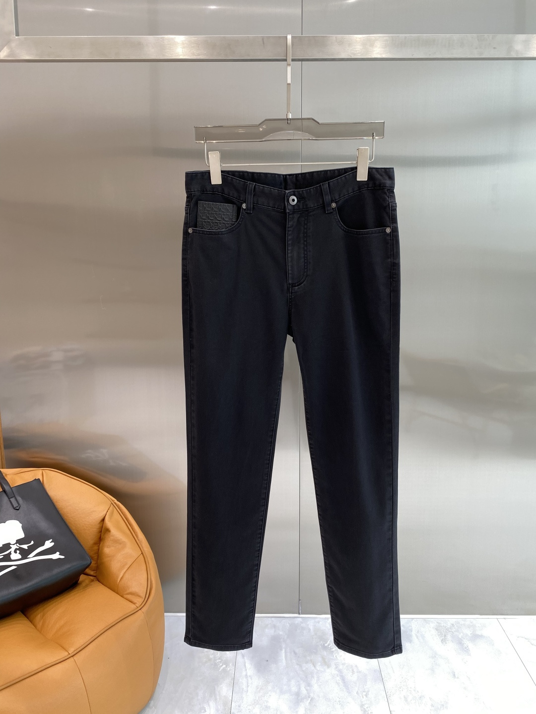 NO:842219,'Ferraga Home' 2026 latest jeans, best-selling counters, shared taste and value, very comfortable to wear, low-key yet luxurious, very classy to wear, and the trousers style and cut needless to say, the upper body is exquisite and vivid. Really first-class and top-quality materials. Really top-level casual pants, using Turkish cotton. The most famous denim fabric is produced with outstanding quality. After heavy washing, the pants are very soft. The straight-leg version is not picky. The upper body is absolutely stylish.  Extremely luxurious!  Code number 29-36 next day,,jeans,19860909《菲拉格家》 2026最新品牛仔裤 专柜热销款 品味与价值共享 身穿着非常舒适 低调不失奢华 穿出去非常有档次,裤型款式和裁剪亦无需多言 上身精致跃然.真正一等一顶级质料 真正殿堂级的休闲裤,选用土耳其的棉花 生产出最有名的单宁布品质卓然 经过重水洗使得裤子很柔软 直脚的版型 不挑人 上身绝对的有型 极度奢华！码数29-36隔天,,jeans,,Men's clothing