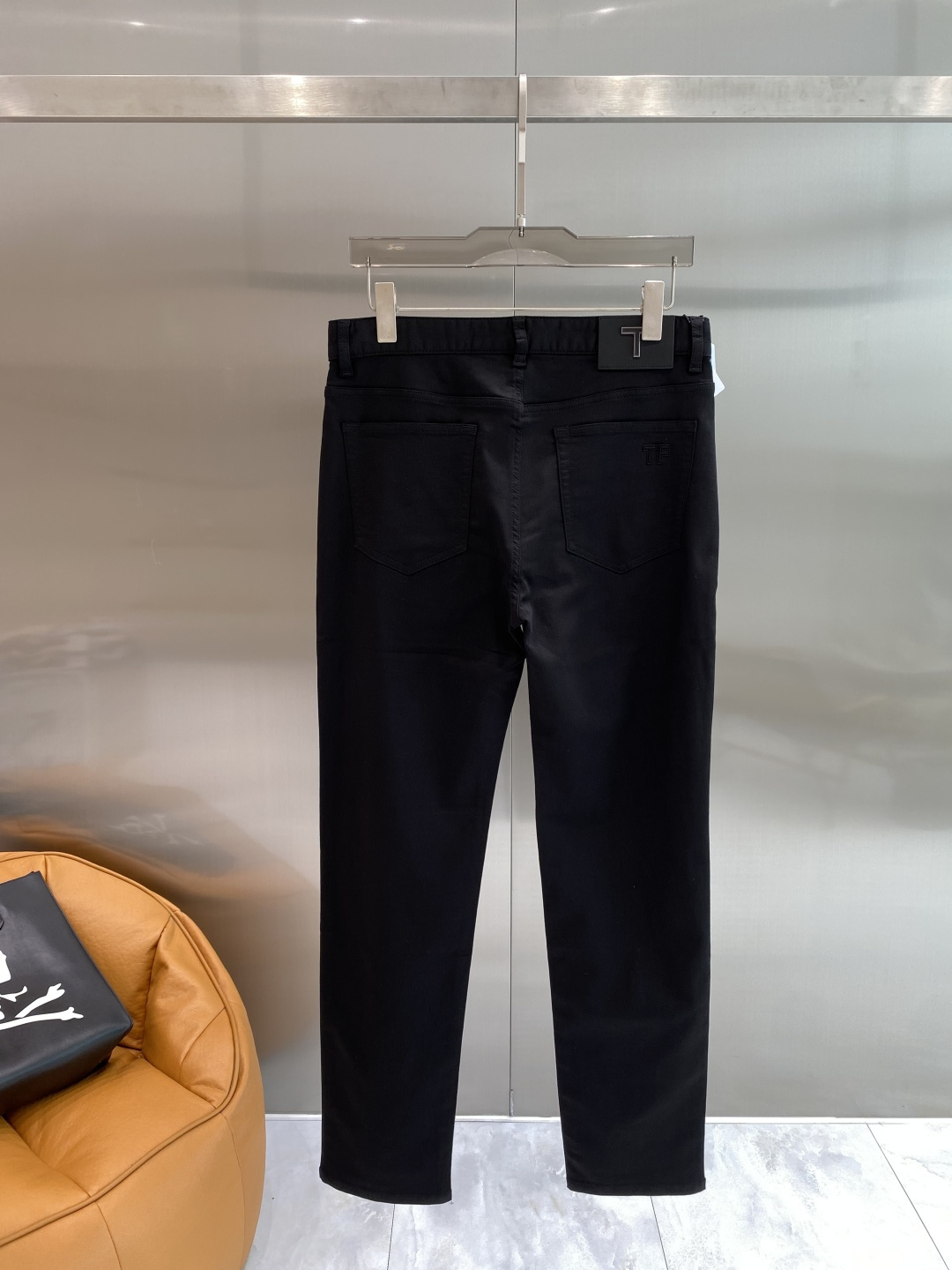 NO:842182,'TF Family' 2026 latest jeans, best-selling counters, shared taste and value, very comfortable to wear, low-key yet luxurious, very classy to wear, and the trousers style and cut are needless to say. The upper body is exquisite and vivid. Really first-class and top-quality materials. Really top-level casual pants, using Turkish cotton. The most famous denim fabric is produced with outstanding quality. After heavy washing, the pants are very soft. The straight-leg version is not picky. The upper body is absolutely stylish.  Extremely luxurious!  Code number 29-36 next day,,tom ford,fendi,jeans,19860909《TF家》 2026最新品牛仔裤 专柜热销款 品味与价值共享 身穿着非常舒适 低调不失奢华 穿出去非常有档次,裤型款式和裁剪亦无需多言 上身精致跃然.真正一等一顶级质料 真正殿堂级的休闲裤,选用土耳其的棉花 生产出最有名的单宁布品质卓然 经过重水洗使得裤子很柔软 直脚的版型 不挑人 上身绝对的有型 极度奢华！码数29-36隔天,,tom ford,fendi,jeans,,Men's clothing