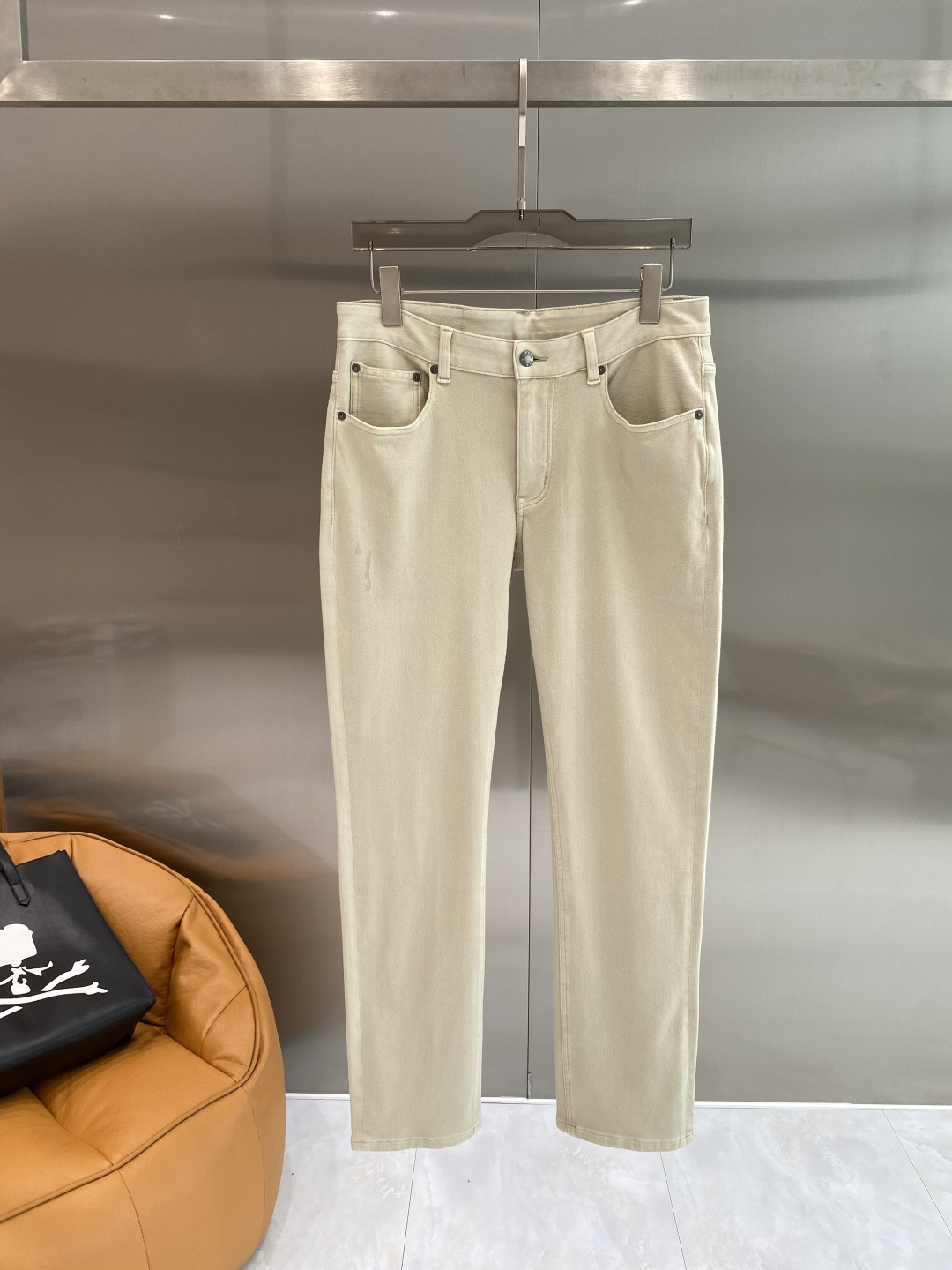 NO:842209,'Pujia' 2026 latest jeans, best-selling counters, shared taste and value, very comfortable to wear, low-key yet luxurious, very classy to wear, and the trousers style and cut are needless to say. The upper body is exquisite and vivid. Really first-class and top-quality materials. Really top-level casual pants, using Turkish cotton. The most famous denim fabric is produced with outstanding quality. After heavy washing, the pants are very soft. The straight-leg version is not picky. The upper body is absolutely stylish.  Extremely luxurious!  Size 29-36 next day,,prada,jeans,19860909《普家》 2026最新品牛仔裤 专柜热销款 品味与价值共享 身穿着非常舒适 低调不失奢华 穿出去非常有档次,裤型款式和裁剪亦无需多言 上身精致跃然.真正一等一顶级质料 真正殿堂级的休闲裤,选用土耳其的棉花 生产出最有名的单宁布品质卓然 经过重水洗使得裤子很柔软 直脚的版型 不挑人 上身绝对的有型 极度奢华！码数29-36隔天,,prada,jeans,,Men's clothing