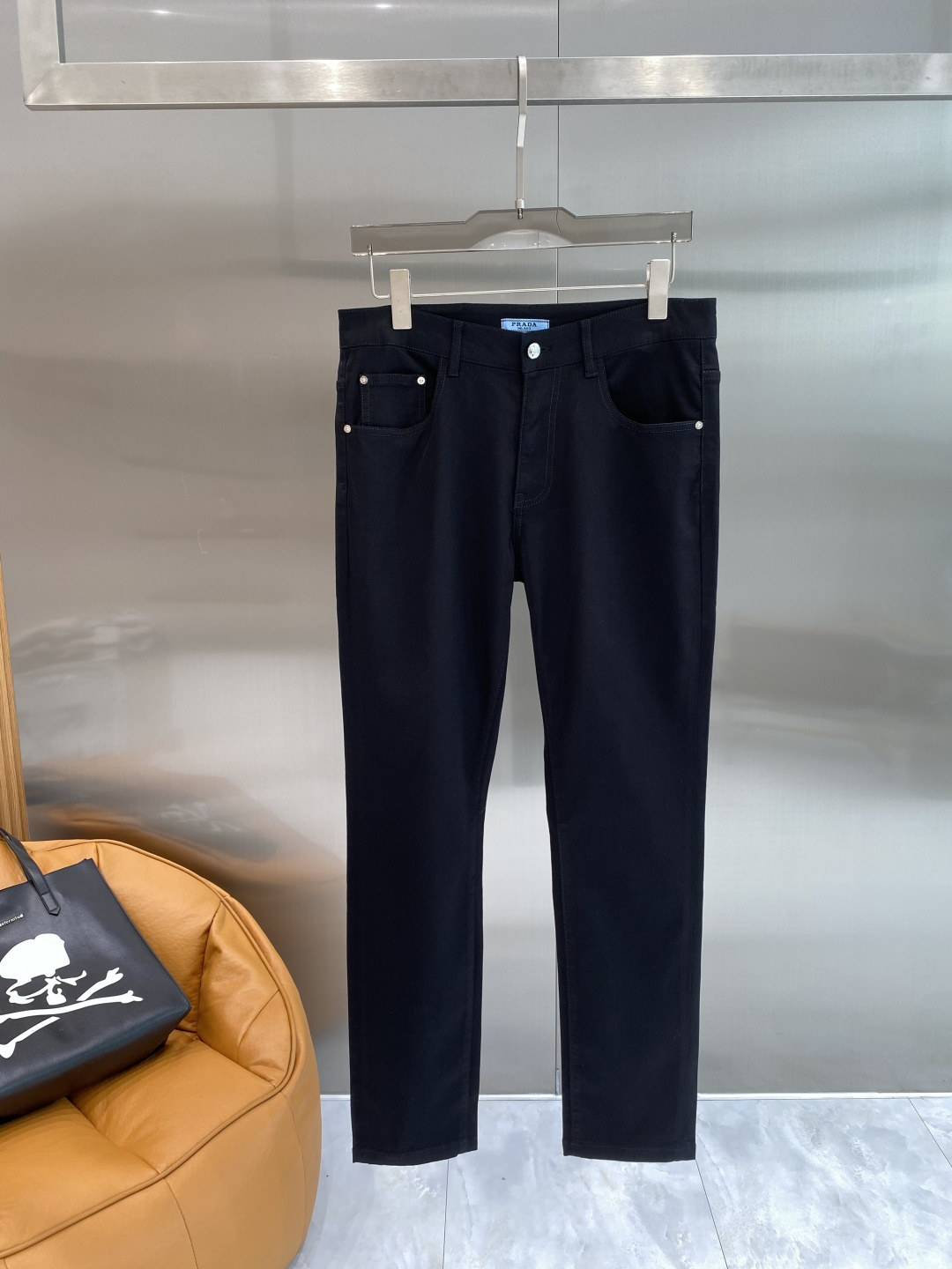 NO:842166,'Pujia' 2026 latest jeans, best-selling counters, shared taste and value, very comfortable to wear, low-key yet luxurious, very classy to wear, and the trousers style and cut are needless to say. The upper body is exquisite and vivid. Really first-class and top-quality materials. Really top-level casual pants, using Turkish cotton. The most famous denim fabric is produced with outstanding quality. After heavy washing, the pants are very soft. The straight-leg version is not picky. The upper body is absolutely stylish.  Extremely luxurious!  Size 29-36 next day,,prada,jeans,19860909《普家》 2026最新品牛仔裤 专柜热销款 品味与价值共享 身穿着非常舒适 低调不失奢华 穿出去非常有档次,裤型款式和裁剪亦无需多言 上身精致跃然.真正一等一顶级质料 真正殿堂级的休闲裤,选用土耳其的棉花 生产出最有名的单宁布品质卓然 经过重水洗使得裤子很柔软 直脚的版型 不挑人 上身绝对的有型 极度奢华！码数29-36隔天,,prada,jeans,,Men's clothing
