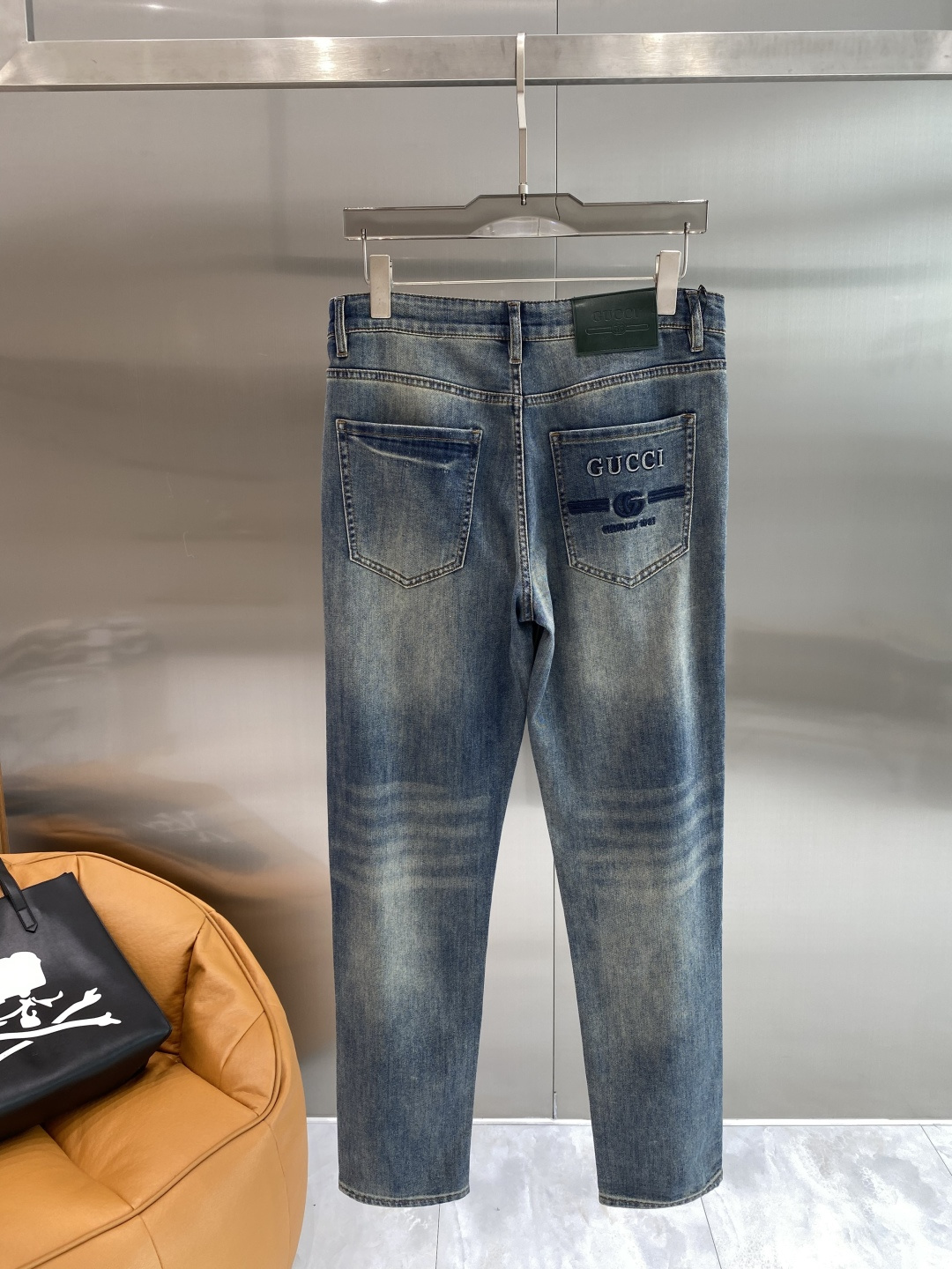 NO:842171,'Gujia' 2026 latest jeans, best-selling counters, shared taste and value, very comfortable to wear, low-key yet luxurious, very classy to wear, and the trousers style and cut are needless to say. The upper body is exquisite and vivid. Really first-class and top-quality materials. Really top-level casual pants, using Turkish cotton. The most famous denim fabric is produced with outstanding quality. After heavy washing, the pants are very soft. The straight-leg version is not picky. The upper body is absolutely stylish.  Extremely luxurious!  Size 29-36 next day,,gucci,jeans,19860909《古家》 2026最新品牛仔裤 专柜热销款 品味与价值共享 身穿着非常舒适 低调不失奢华 穿出去非常有档次,裤型款式和裁剪亦无需多言 上身精致跃然.真正一等一顶级质料 真正殿堂级的休闲裤,选用土耳其的棉花 生产出最有名的单宁布品质卓然 经过重水洗使得裤子很柔软 直脚的版型 不挑人 上身绝对的有型 极度奢华！码数29-36隔天,,gucci,jeans,,Men's clothing