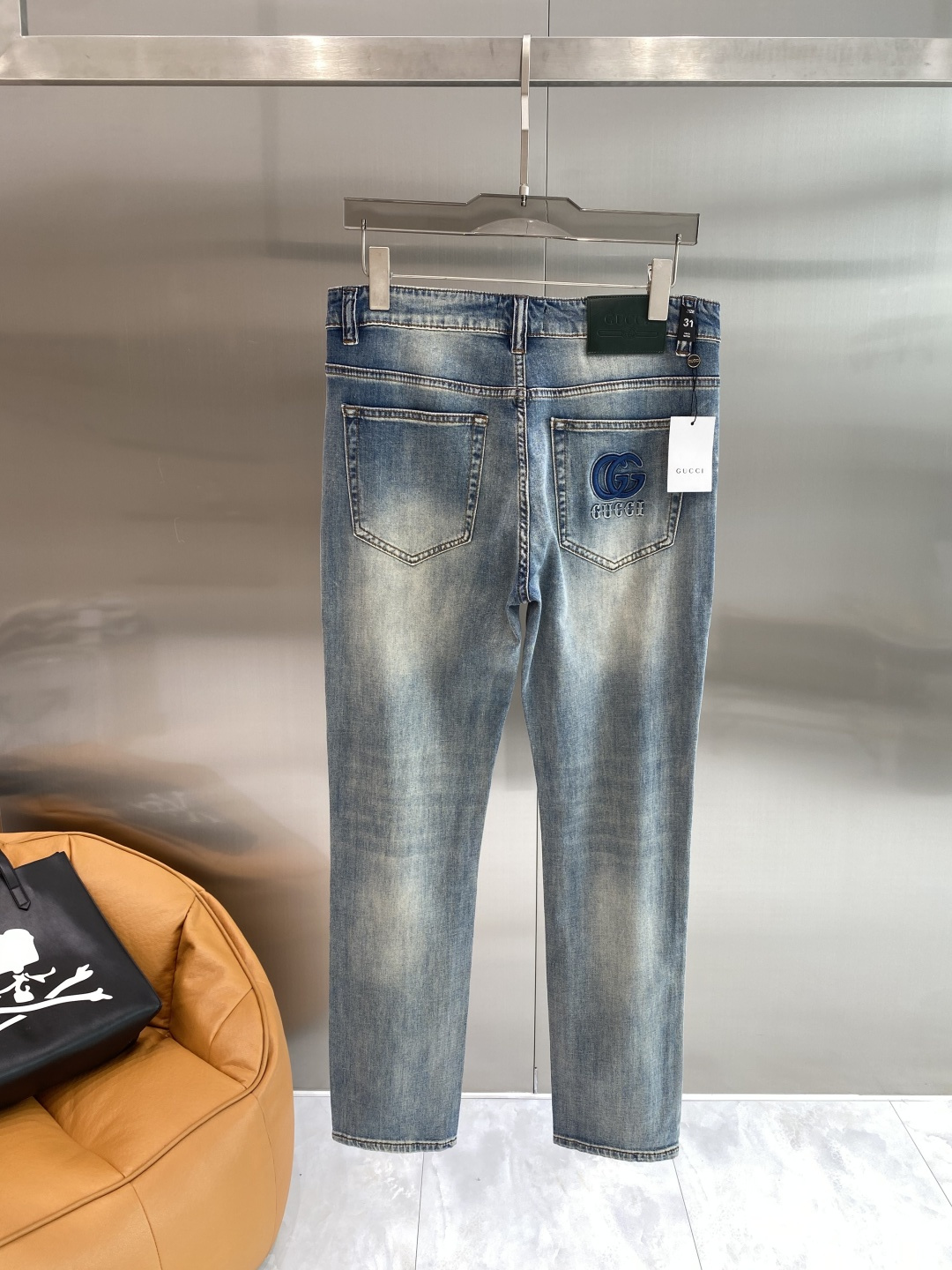 NO:842181,'Gujia' 2026 latest jeans, best-selling counters, shared taste and value, very comfortable to wear, low-key yet luxurious, very classy to wear, and the trousers style and cut are needless to say. The upper body is exquisite and vivid. Really first-class and top-quality materials. Really top-level casual pants, using Turkish cotton. The most famous denim fabric is produced with outstanding quality. After heavy washing, the pants are very soft. The straight-leg version is not picky. The upper body is absolutely stylish.  Extremely luxurious!  Size 29-36 next day,,gucci,jeans,19860909《古家》 2026最新品牛仔裤 专柜热销款 品味与价值共享 身穿着非常舒适 低调不失奢华 穿出去非常有档次,裤型款式和裁剪亦无需多言 上身精致跃然.真正一等一顶级质料 真正殿堂级的休闲裤,选用土耳其的棉花 生产出最有名的单宁布品质卓然 经过重水洗使得裤子很柔软 直脚的版型 不挑人 上身绝对的有型 极度奢华！码数29-36隔天,,gucci,jeans,,Men's clothing