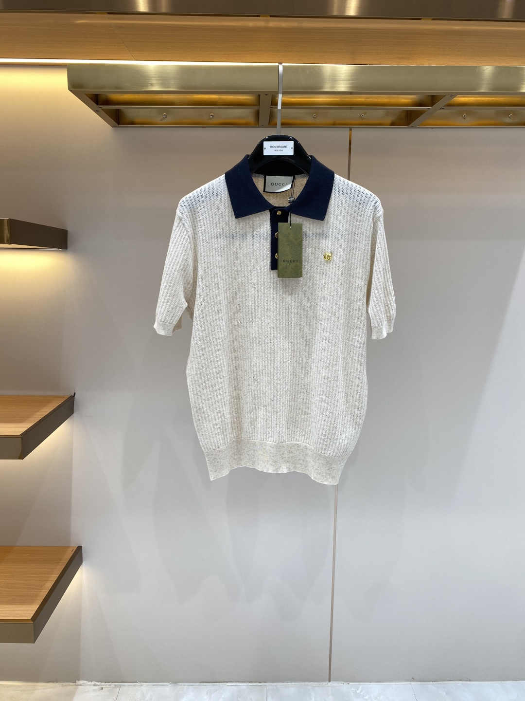 NO:864041,'Gujia' 2026 new men's knitted short-sleeves!  High-end trendy items, fashionable items sought after by celebrities!  A must-have item for every major star and internet celebrity. High-end custom-made mercerized cotton Yilite fabric, which feels delicate and soft, and the upper body is crisp and stylish. The brand logo design on the chest easily enhances the sense of fashion. The workmanship is extremely sophisticated and rigorous, and the wiring is neat and meticulous. It is a masterpiece of a famous designer!  Let you perfectly combine fashion, leisure and trend. Sizes M- 4XL, gucci, T-shirt,19860909《古家》 2026新款男士针织短袖！高端潮物,众星追捧时尚款！各大明星网红人手一件的出街单品.高级定制丝光棉伊力特面料,手感细腻柔软,上身挺括有型.胸前品牌logo设计,轻松将时髦感进阶,做工极为考究严谨,走线工整细致,大牌设计师巨作！让您时尚休闲与潮流完美结合.尺码M- 4XL,,gucci,T-shirt,,Men's clothing