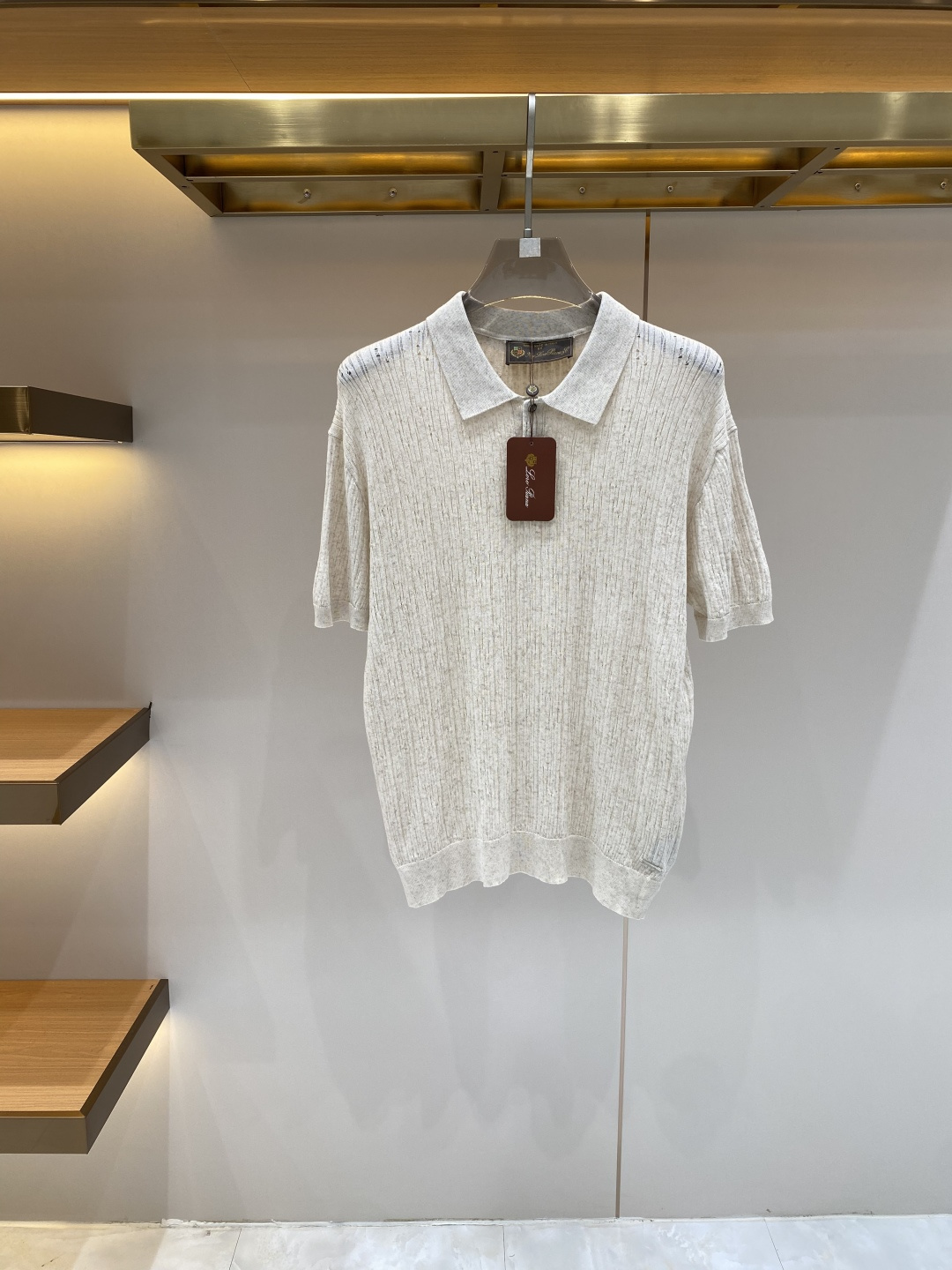 NO:864081,'LP Home' 2026 new men's knitted short-sleeves!  High-end trendy items, fashionable items sought after by celebrities!  A must-have item for every major star and internet celebrity. High-end custom-made mercerized cotton Yilite fabric, which feels delicate and soft, and the upper body is crisp and stylish. The brand logo design on the chest easily enhances the sense of fashion. The workmanship is extremely sophisticated and rigorous, and the wiring is neat and meticulous. It is a masterpiece of a famous designer!  Let you perfectly combine fashion, leisure and trend. Sizes M- 4XL, loro piana, T-shirt,19860909《LP家》 2026新款男士针织短袖！高端潮物,众星追捧时尚款！各大明星网红人手一件的出街单品.高级定制丝光棉伊力特面料,手感细腻柔软,上身挺括有型.胸前品牌logo设计,轻松将时髦感进阶,做工极为考究严谨,走线工整细致,大牌设计师巨作！让您时尚休闲与潮流完美结合.尺码M- 4XL,,loro piana,T-shirt,,Men's clothing